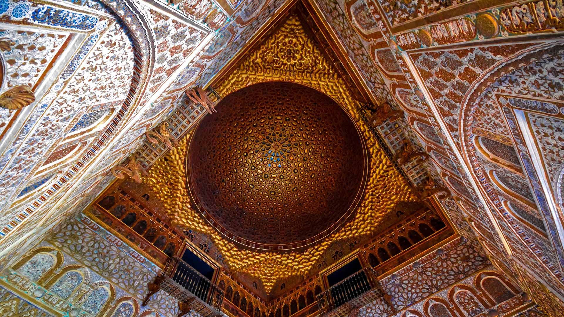 vista del soffitto decorato dell'Alcázar di Siviglia, Spagna