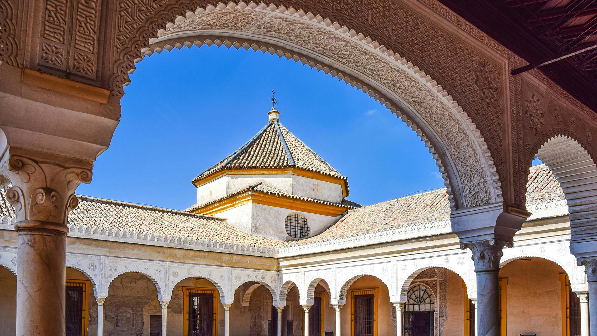 vista dal cortile di Casa de Pilatos a Siviglia, Spagna