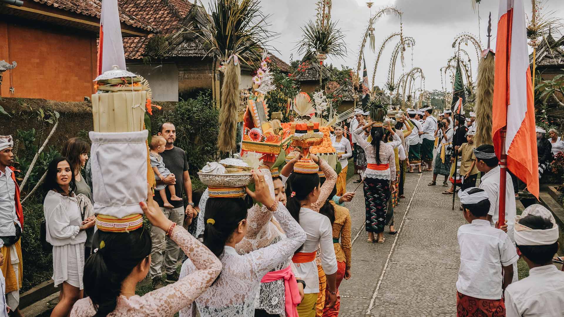 balinesi che celebrano il Pagerwesi, festa per onorare Ida Sanghyang Widhi Wasa