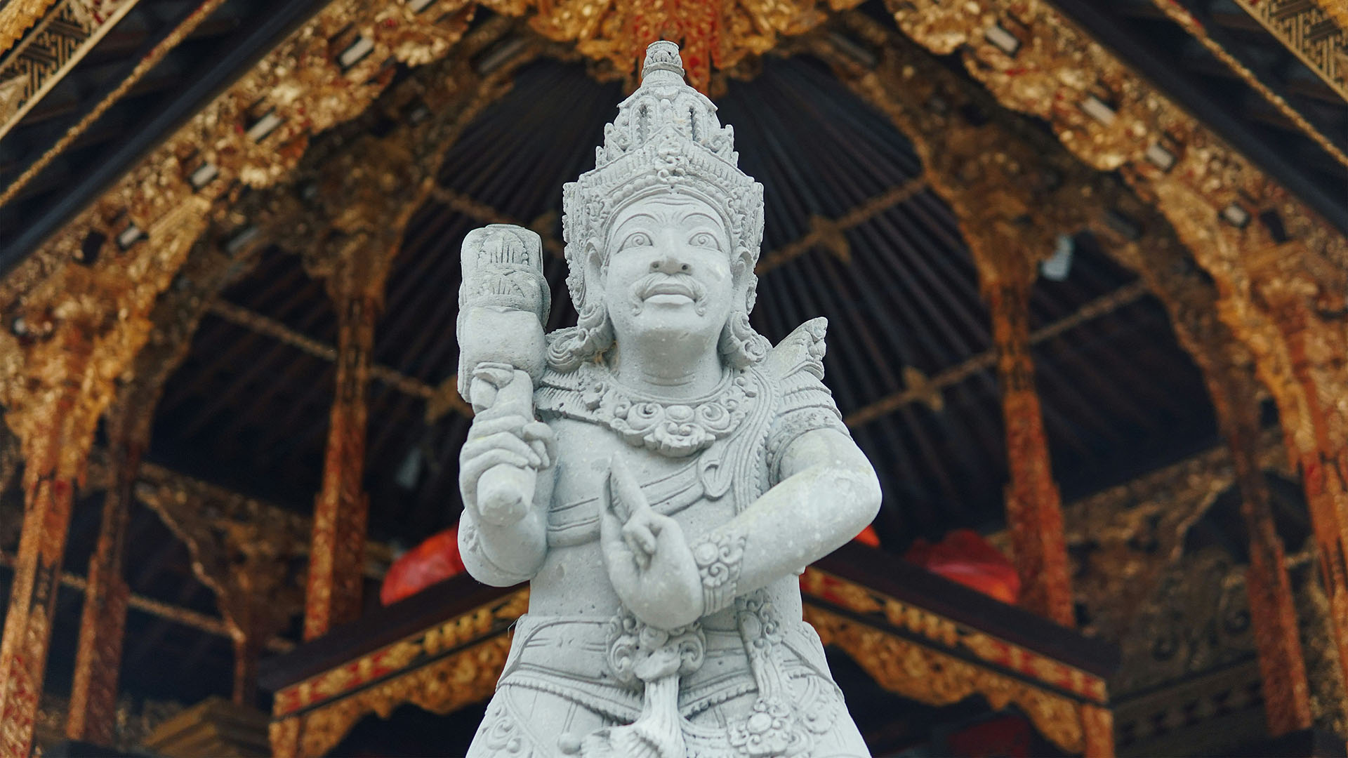 close-up su una statua del Tempio di Tirta Empul a Bali in Indonesia