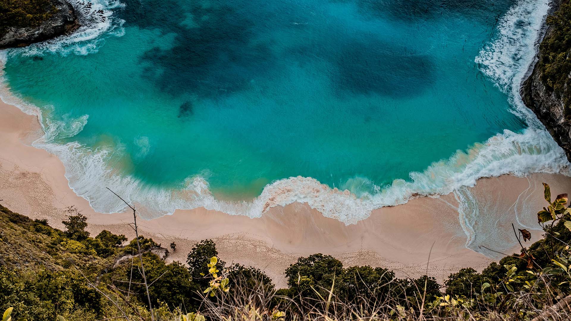 vista dall'alto di una spiaggia di Bali in Indonesia