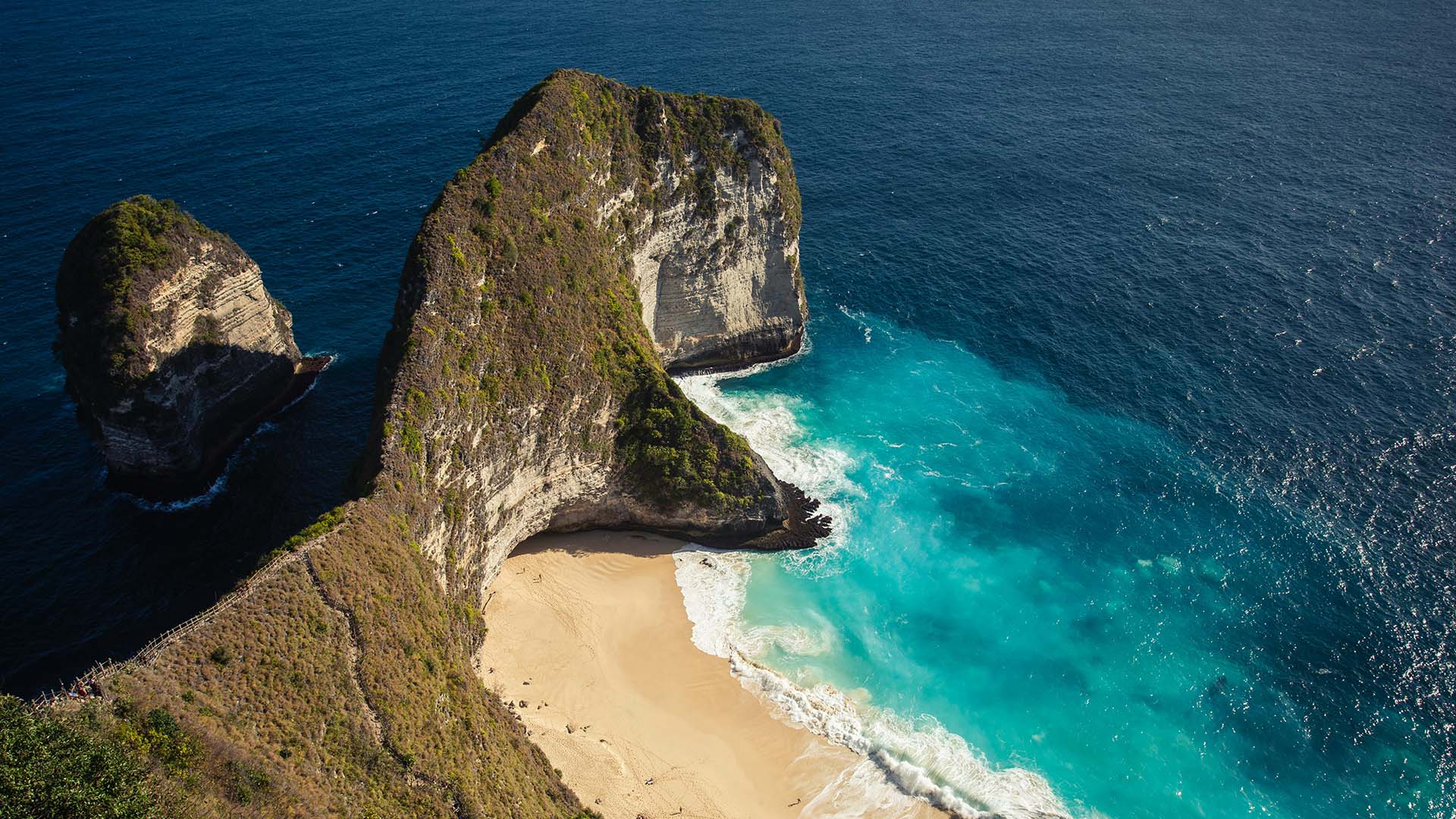 vista dall'alto su Kling Kling Beach a Nusa Penida, situata a sud-est dell'isola di Bali in Indonesia