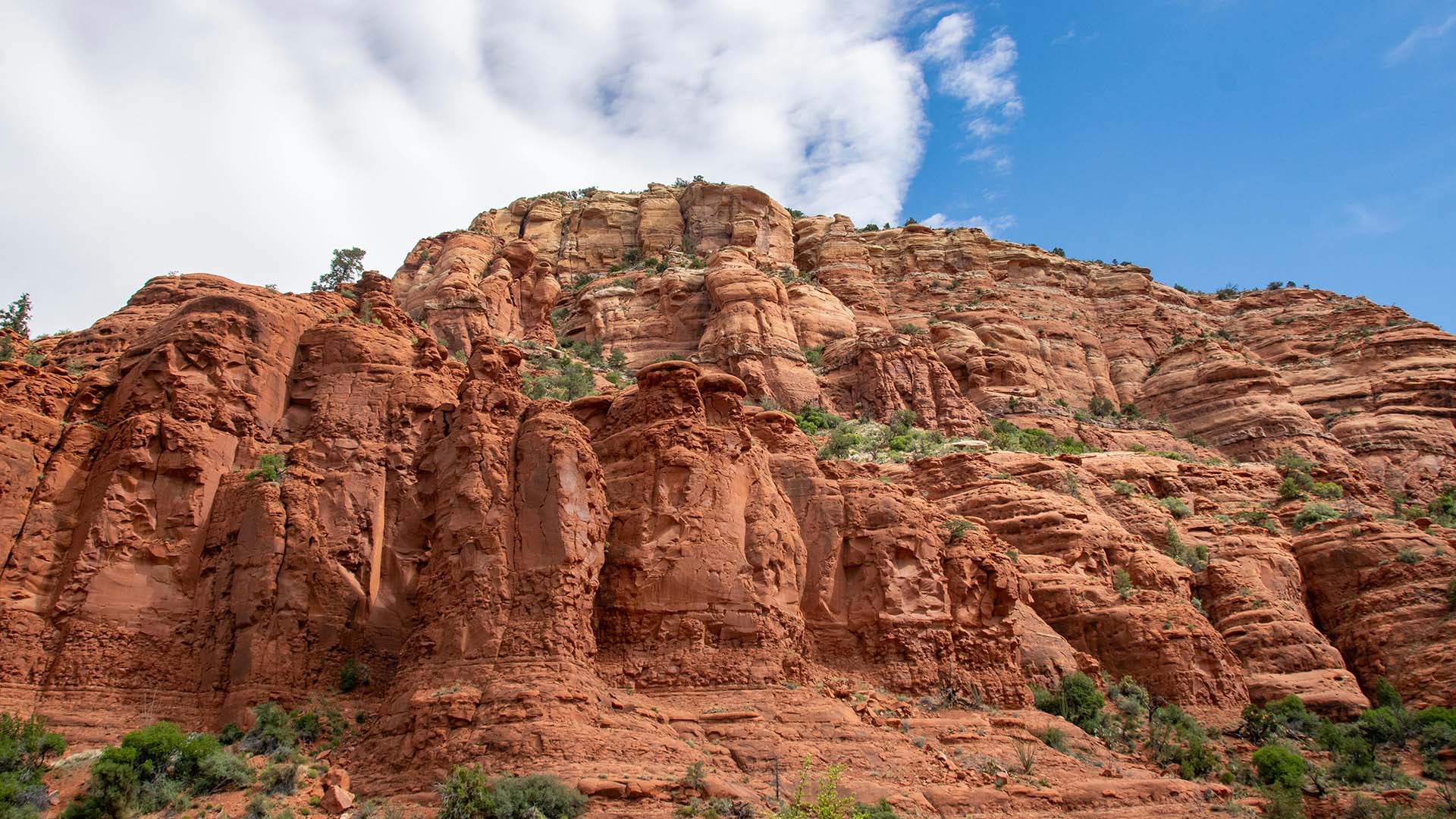 Formazione di roccia rossa strutturata a Sedona in Arizona