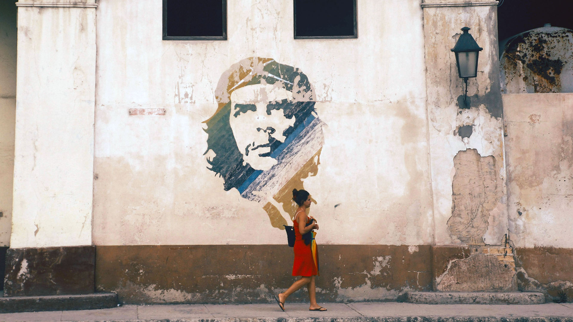 strada di L'Avana, Cuba con murales di Che Guevara