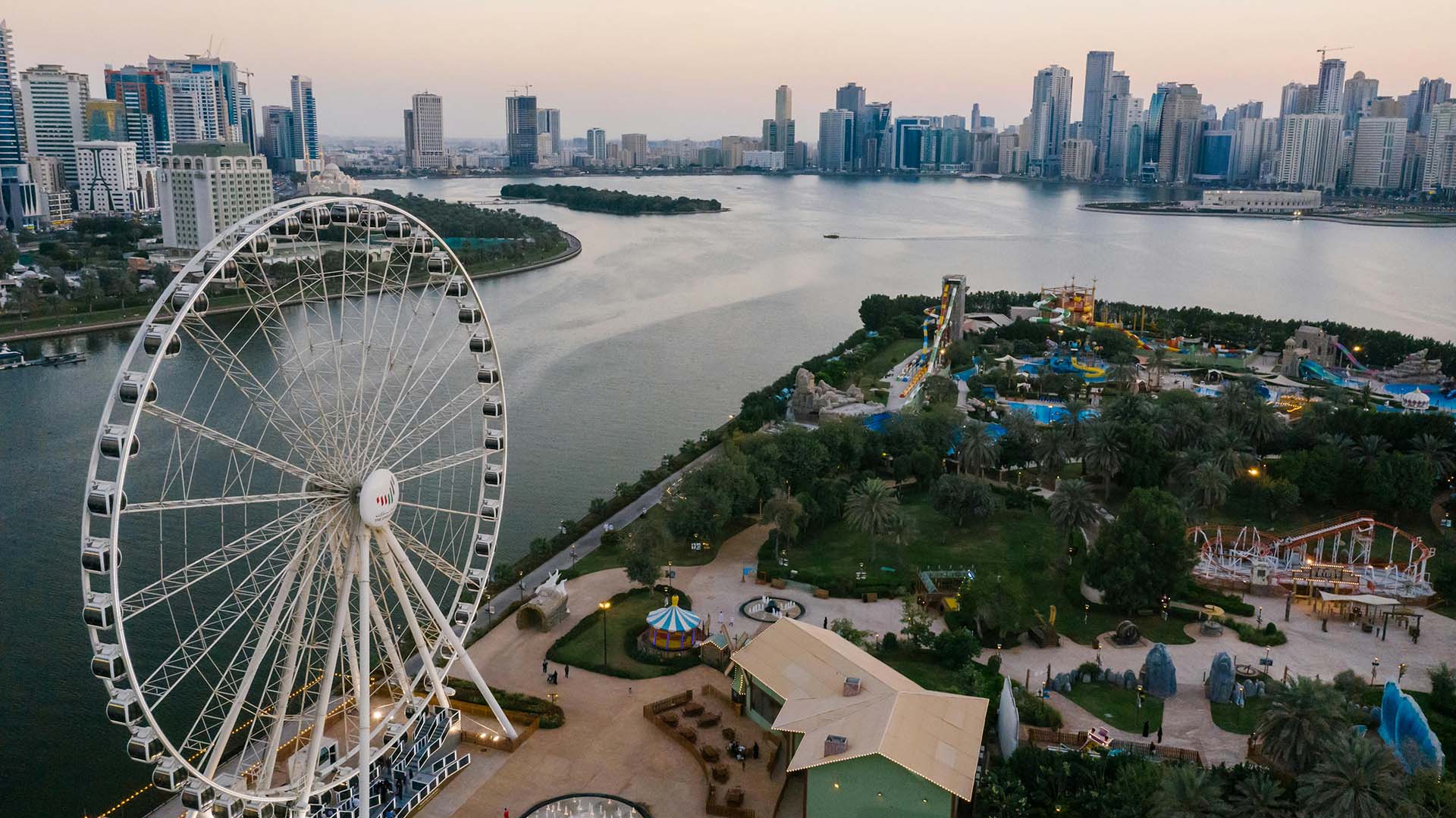 skyline di Dubai con vista sulla ruota panoramica