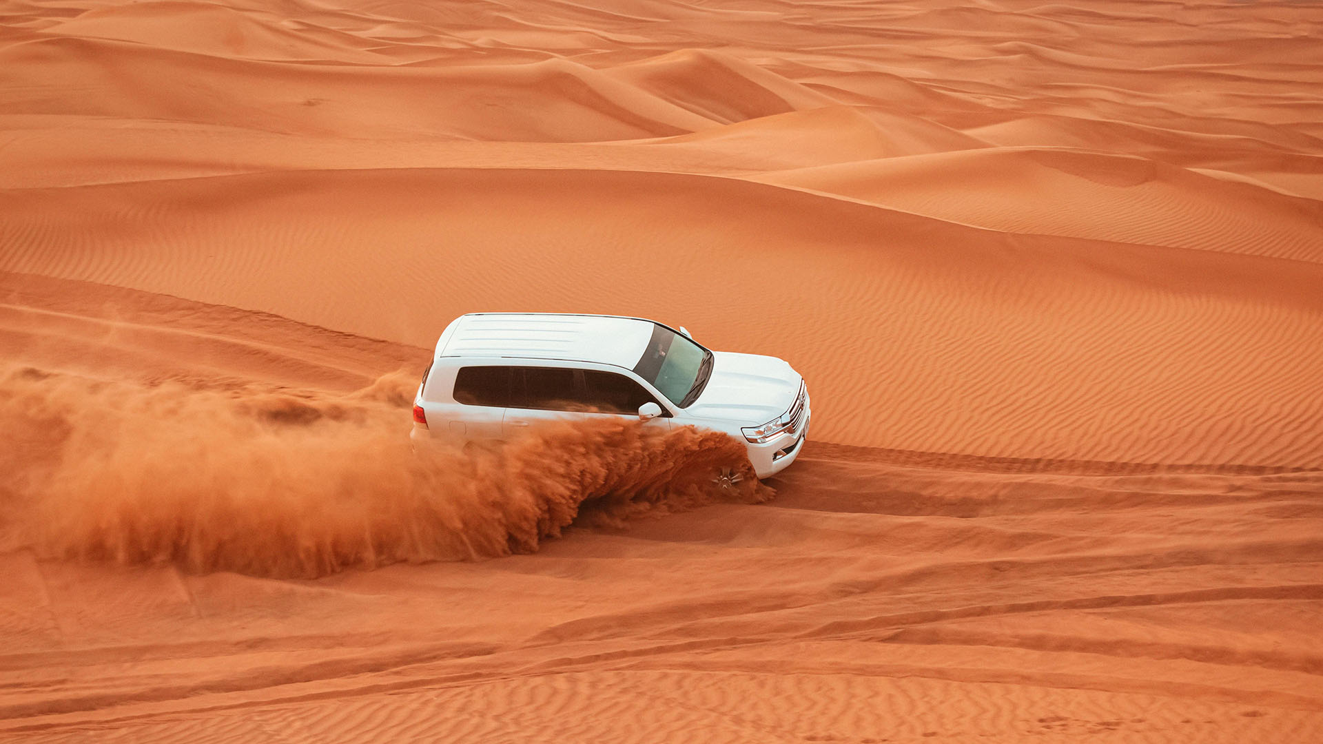 jeep che attraversa il deserto rosso negli Emirati Arabi