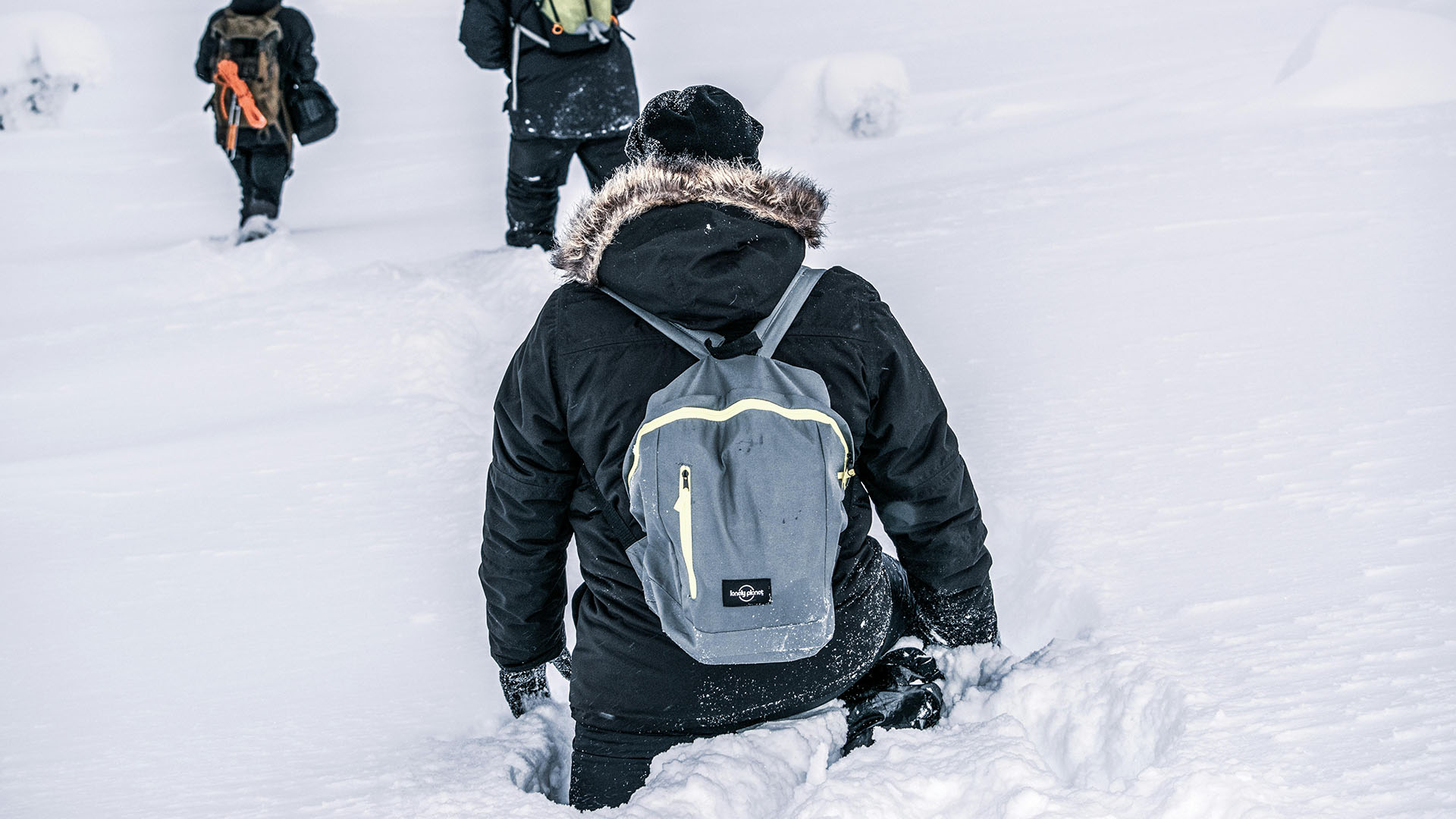 uomini che fanno un'escursione sulla neve in Finlandia