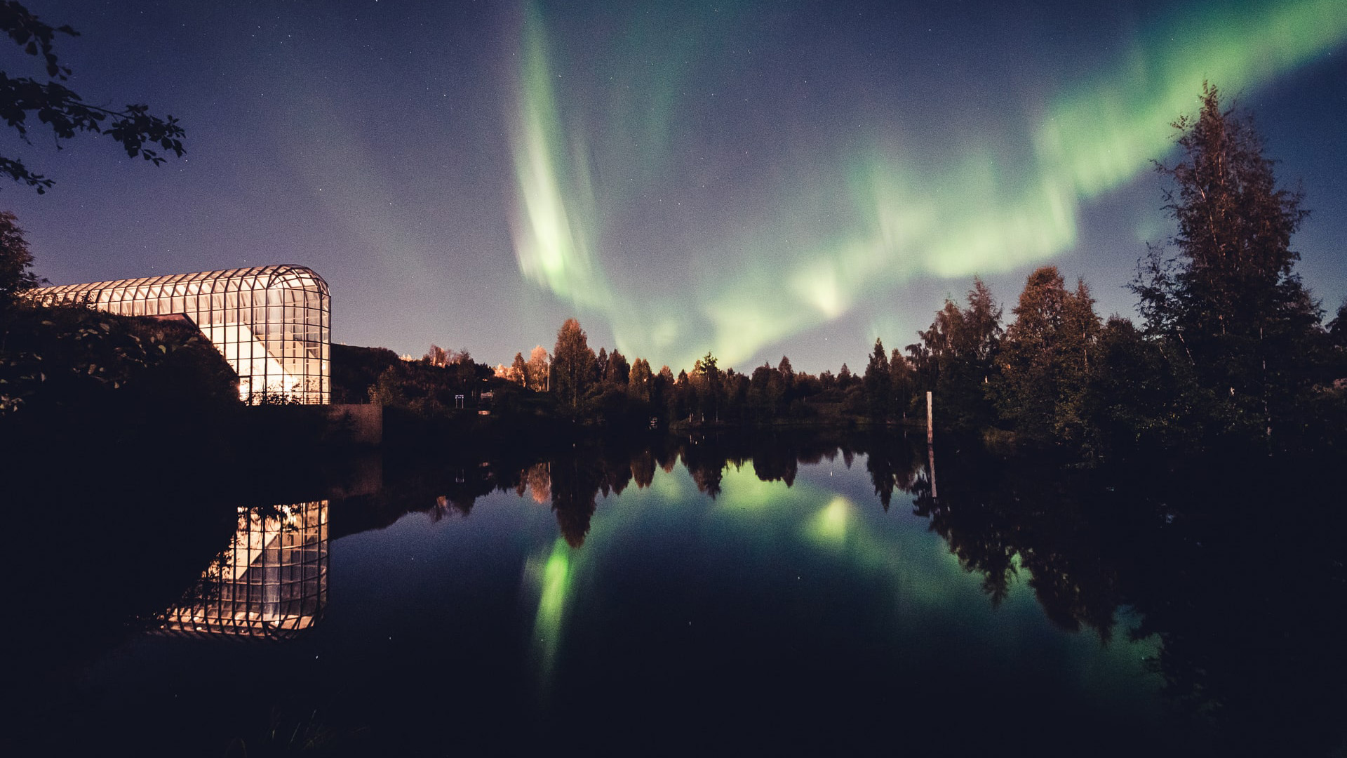 vista dell'aurora boreale sul Museo Arktikum a Rovaniemi, Finlandia