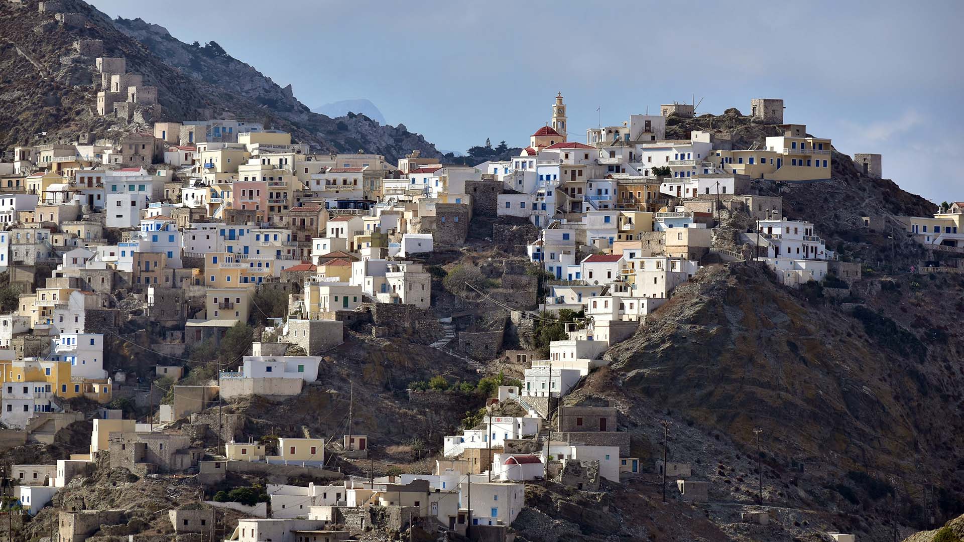 vista del villaggio di Karpathos sulla montagna