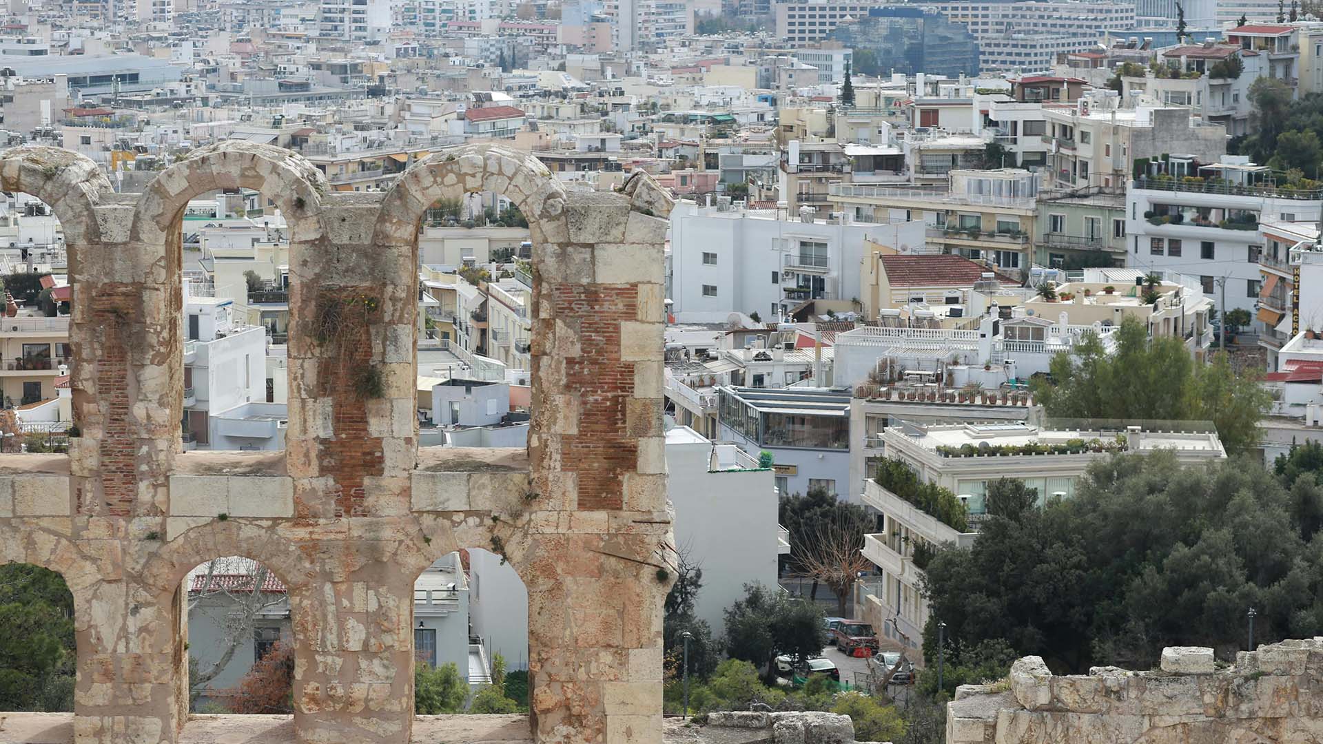 rovine del teatro di Odeon con vista sulla città di Atene