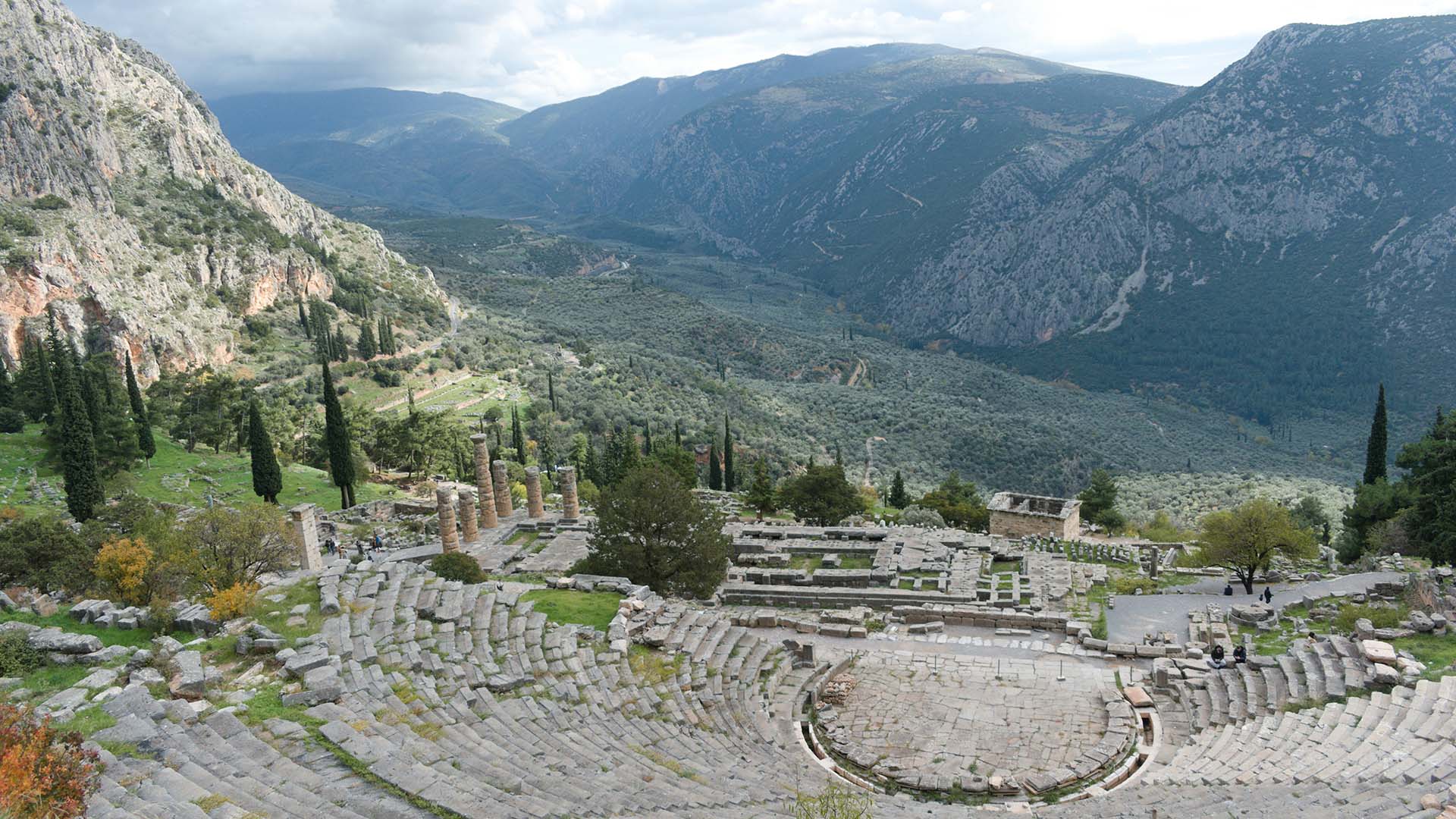 rovine del teatro classico di Delfi in Grecia