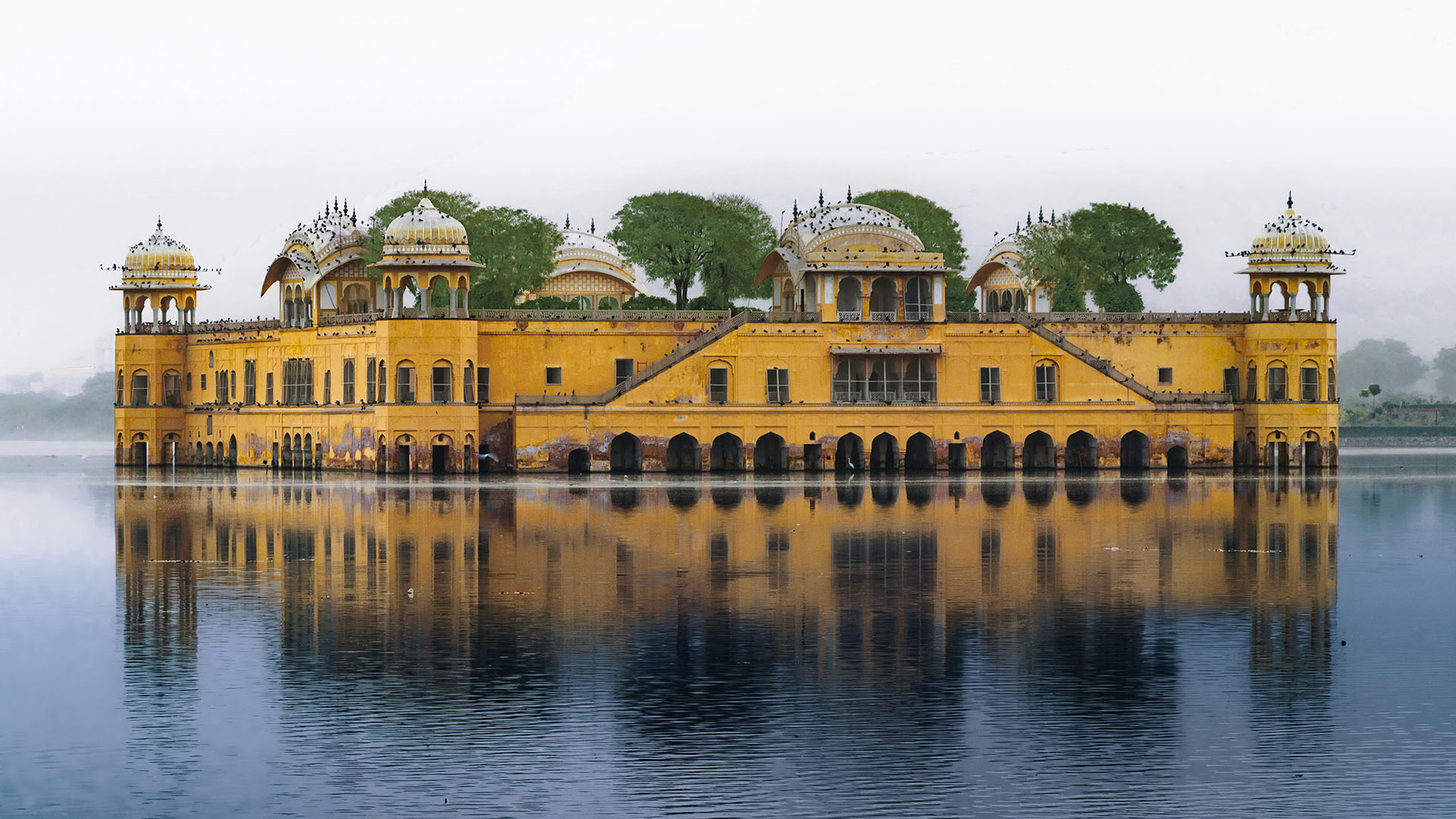 Palazzo Jal Mahal immerso nelle acque a Jaipur in India