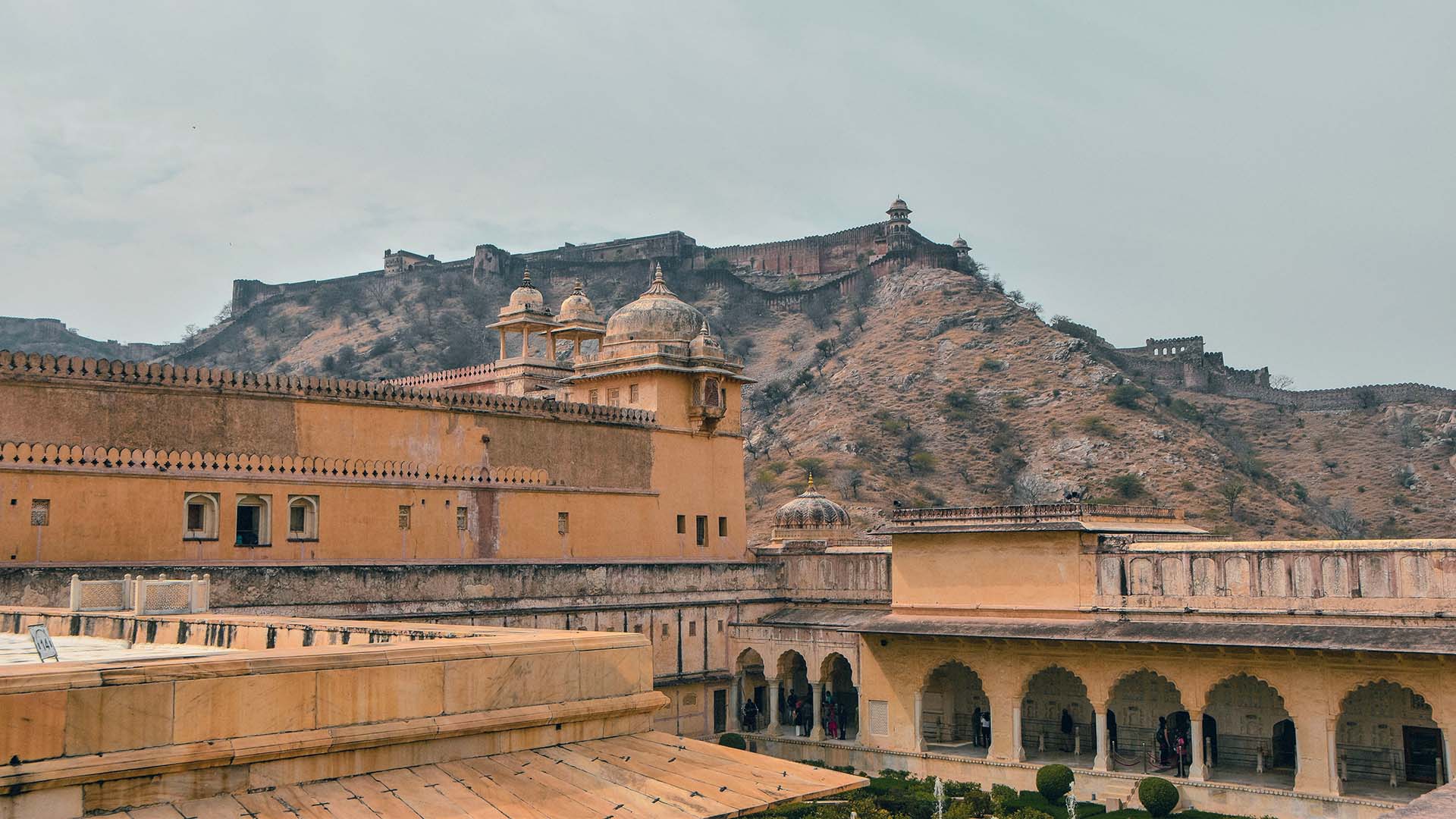 vista del Forte Amber arroccato sulla collina in India