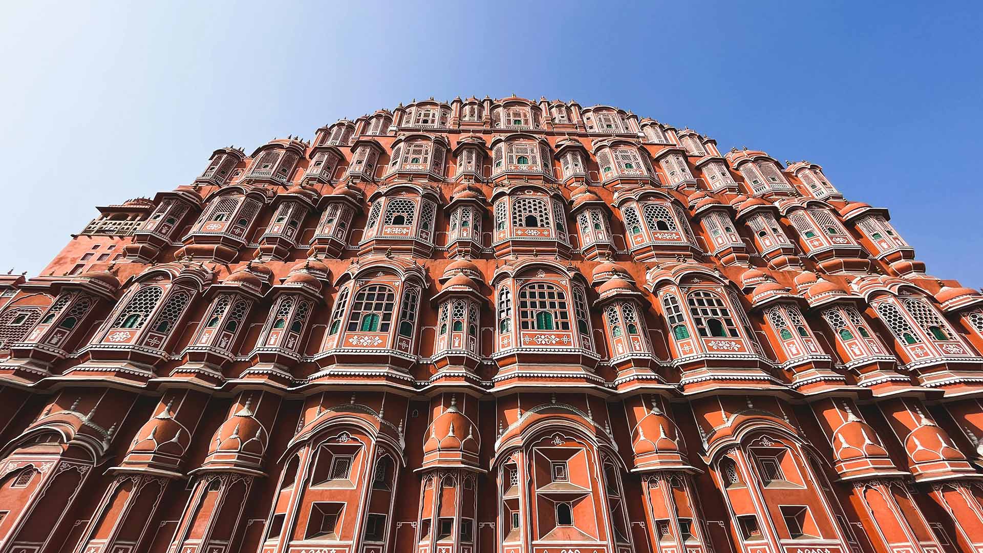 vista dal basso del Hawa Mahal, palazzo rosa a Jaipur in India