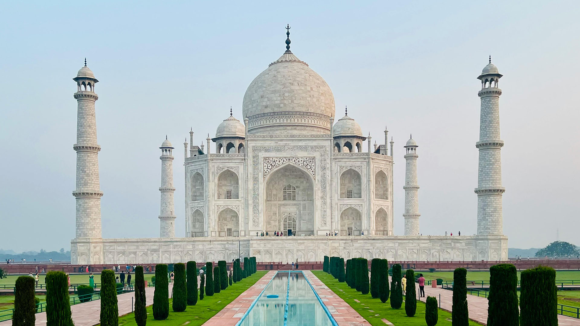 vista frontale del Taj Mahal in India