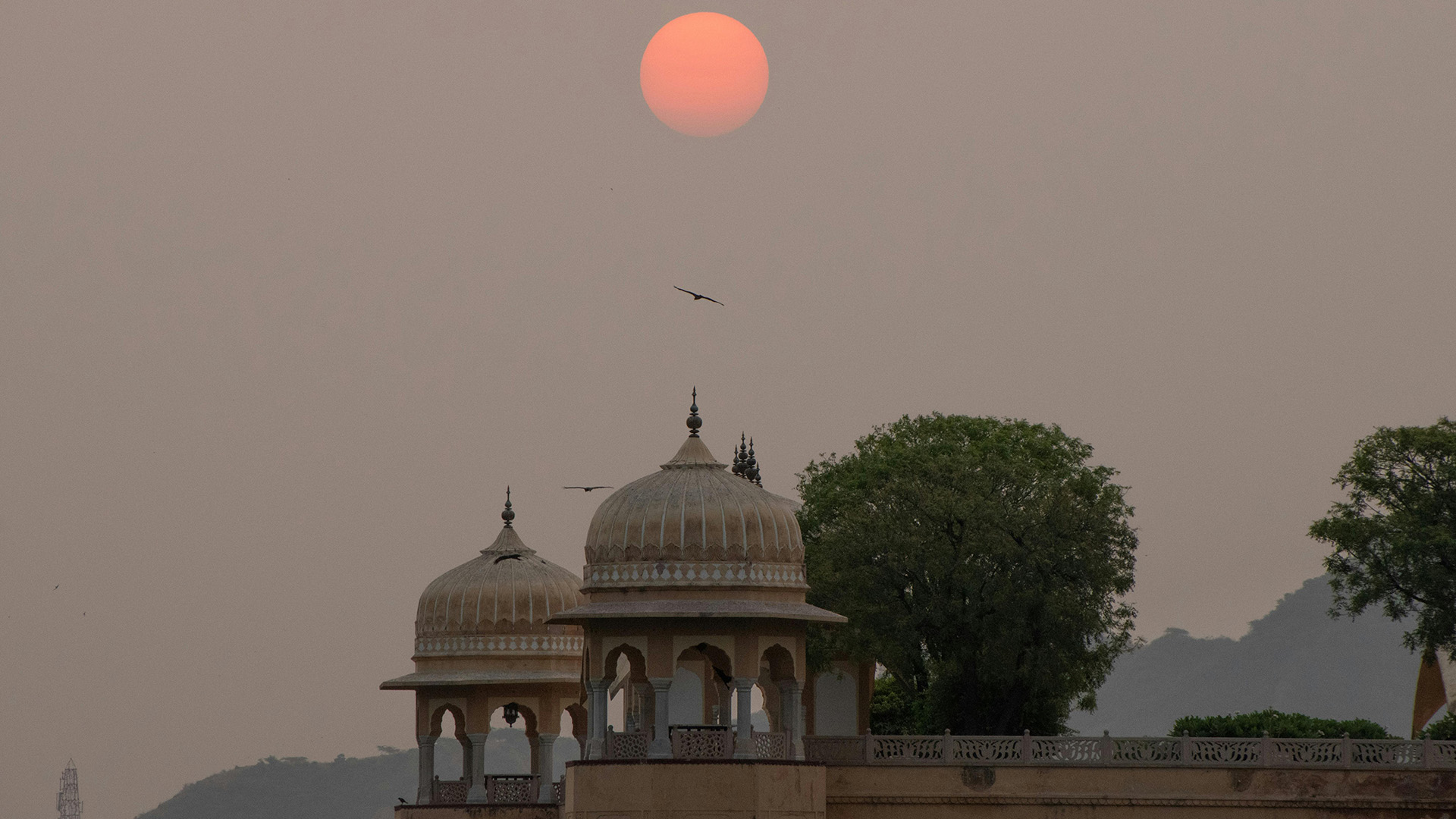 sole rosso sulle cupole del Palazzo di Jaipur in India