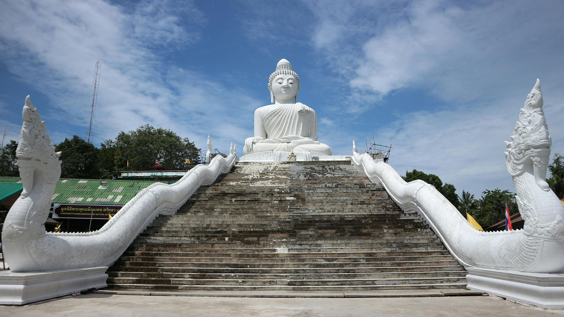 vista dalle scale della statua del Big Buddha a Phuket in Thailandia