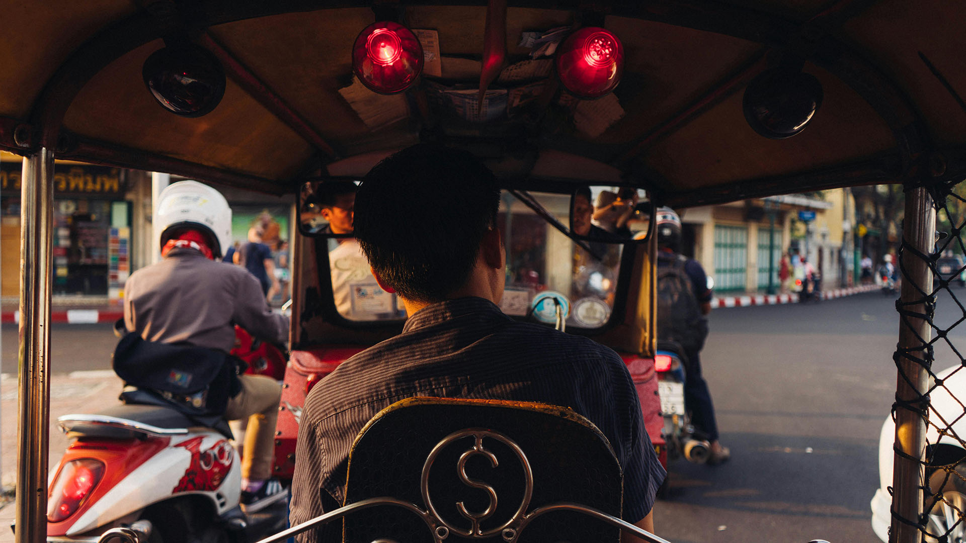 vista delle strade thailandesi dall'interno di un risciò, guidato da un local