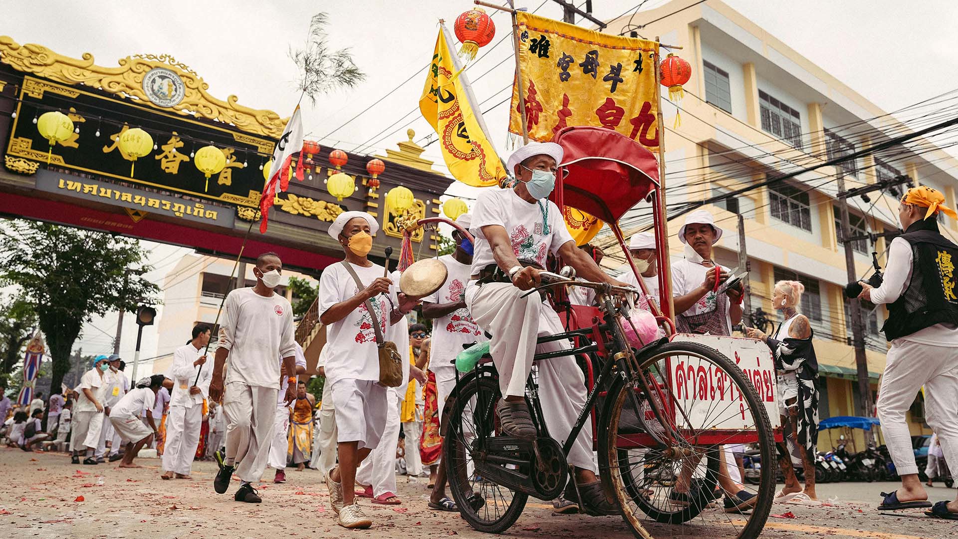 persone che sfilano durante il Phuket Vegetarian Festival in Thailandia