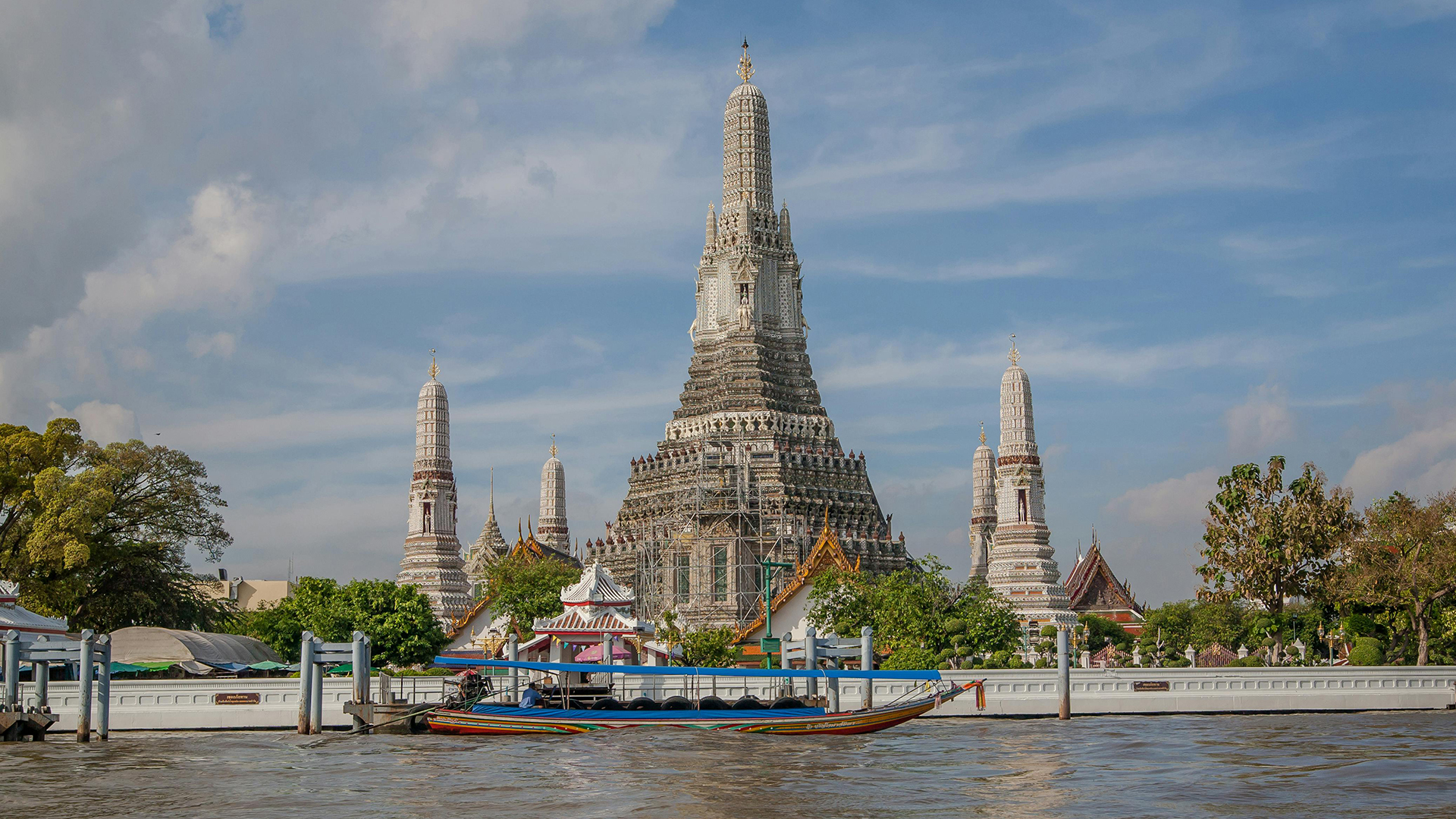 vista del tempio di Wat Arun Ratchawararam Ratchawaramahawihan a Bakgkok in Thailandia