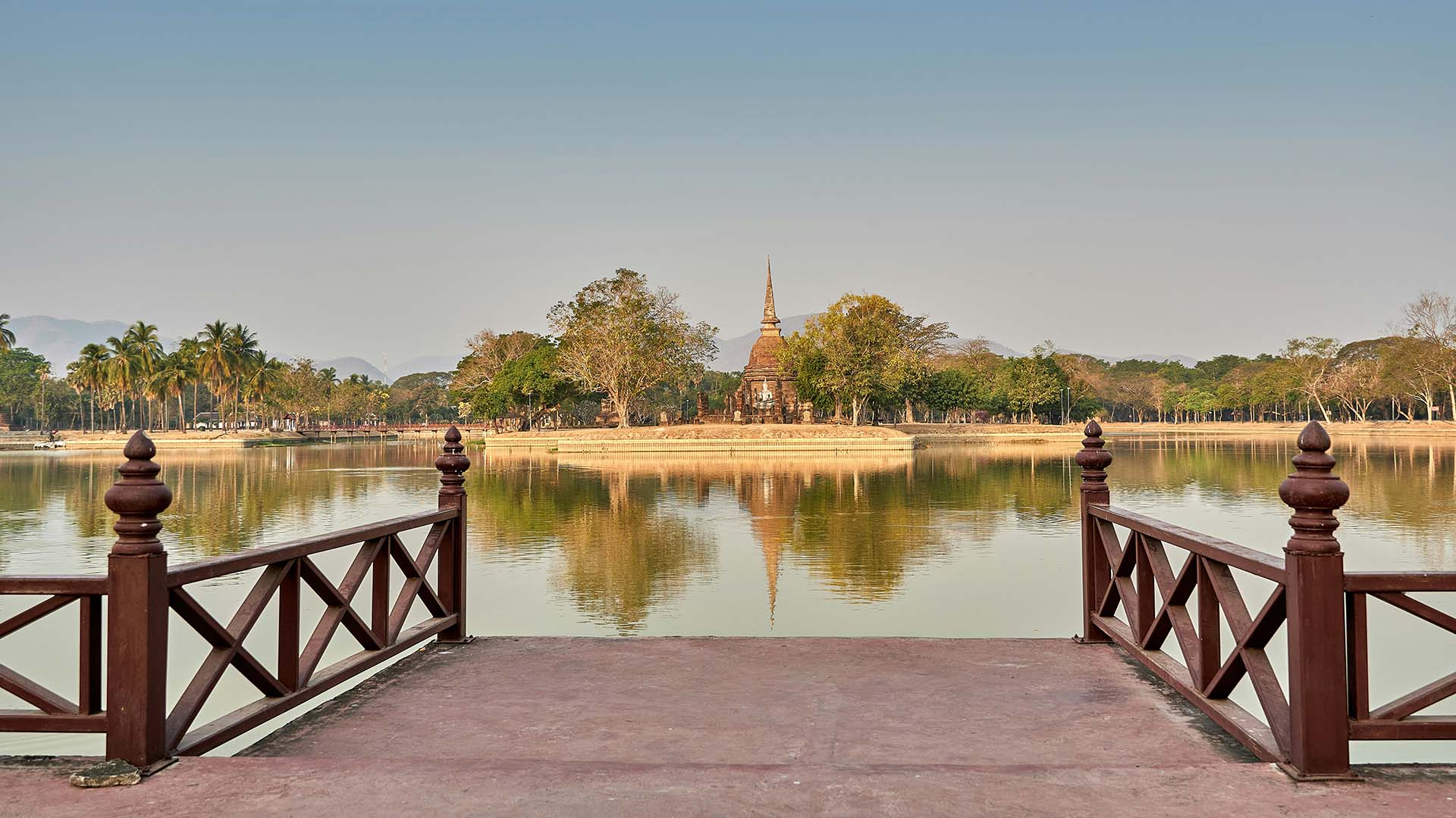 vista da un pontile di legno verso Wat Sa Si, città vecchia di Sukhothai, Thailandia