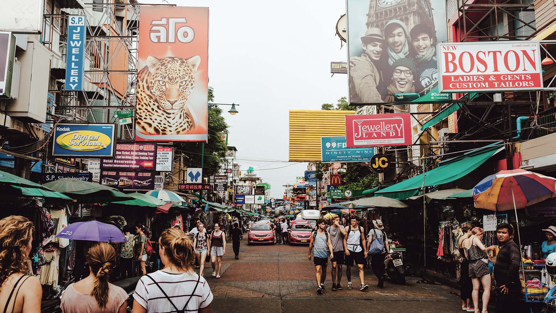 tipiche strade dello shopping di Khaosan a Bangkok in Thailandia