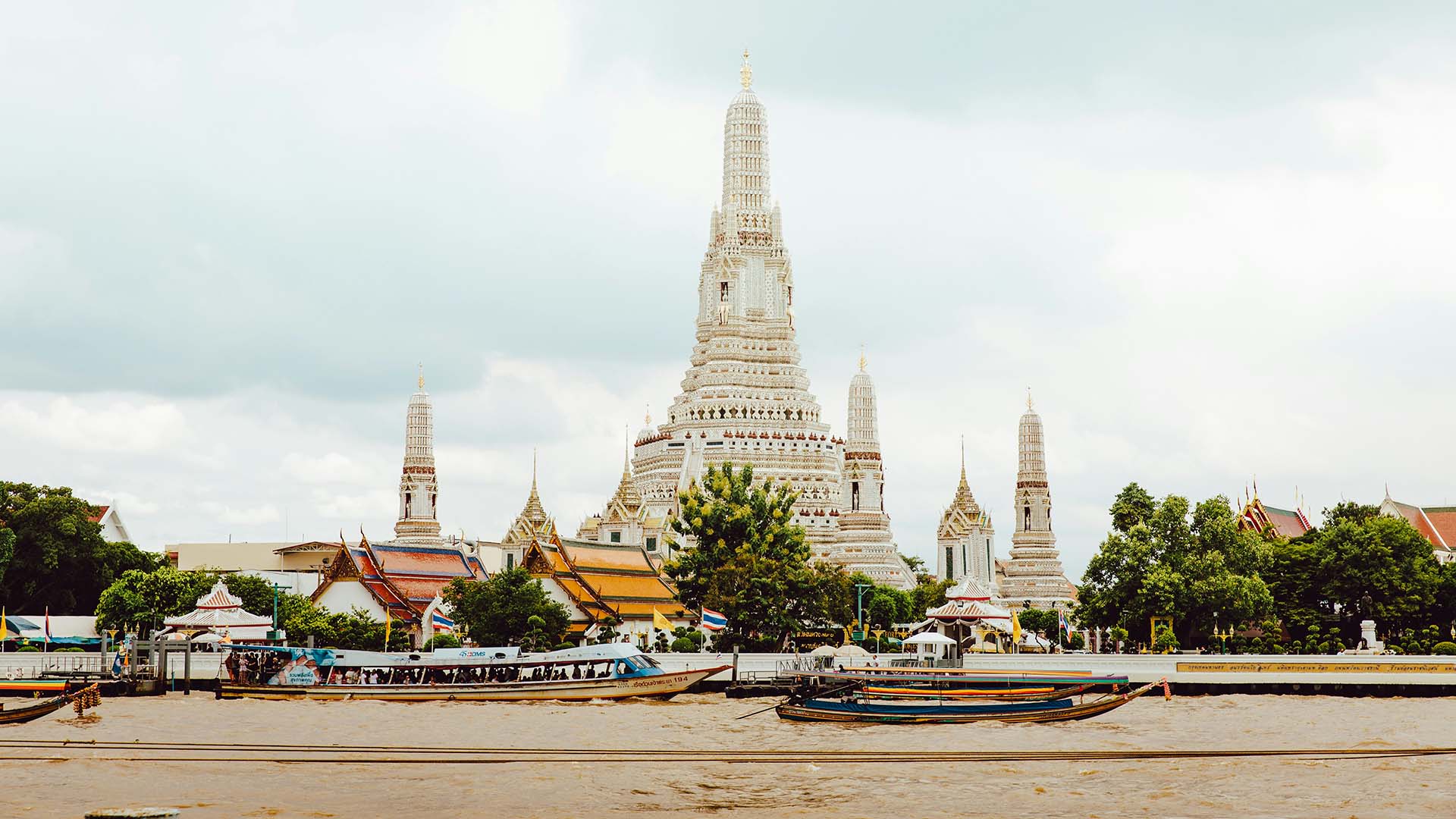 vista del tempio di Wat Arun Ratchawararam Ratchawaramahawihan a Bakgkok in Thailandia