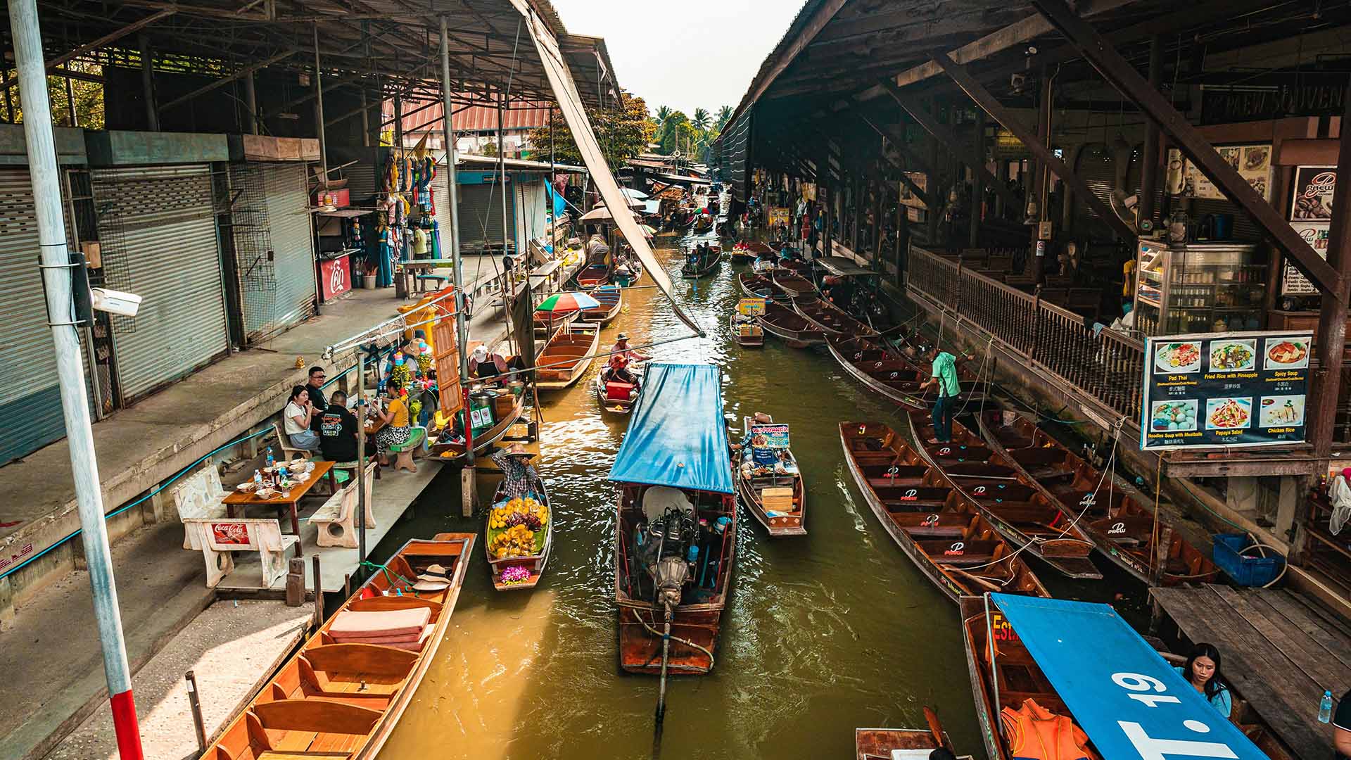 vista dall'altp del Mercato galleggiante di Damnoen Saduak in Thailandia