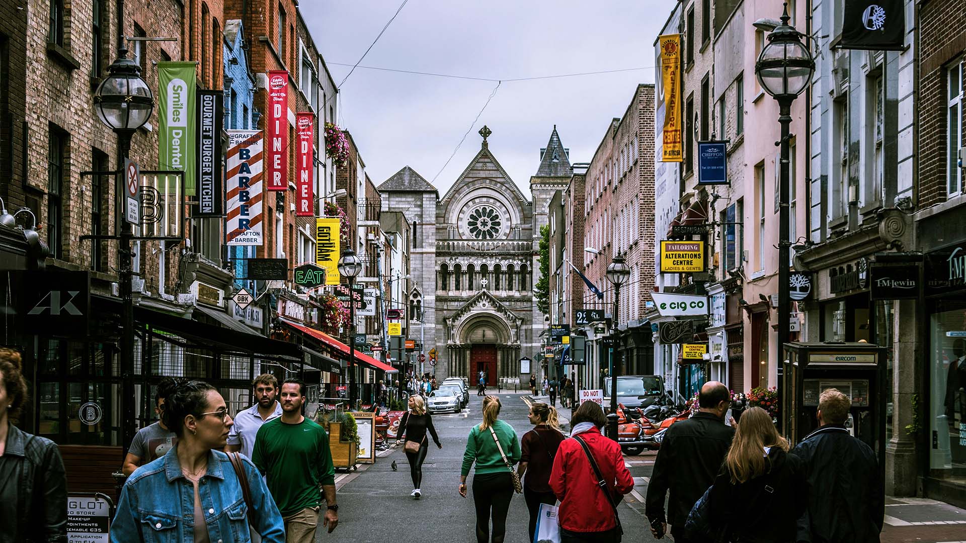 strada affollata di un paese in Irlanda