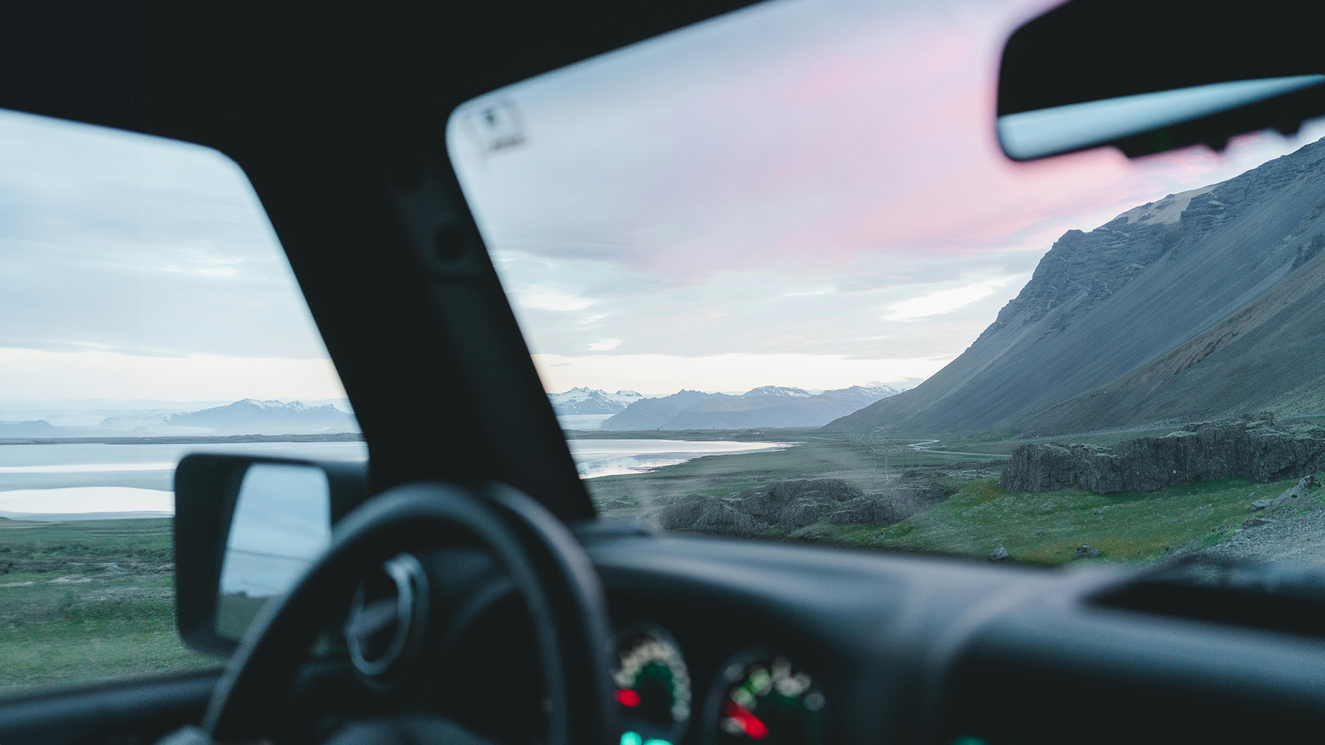 vista del paesaggio islandese dall'auto