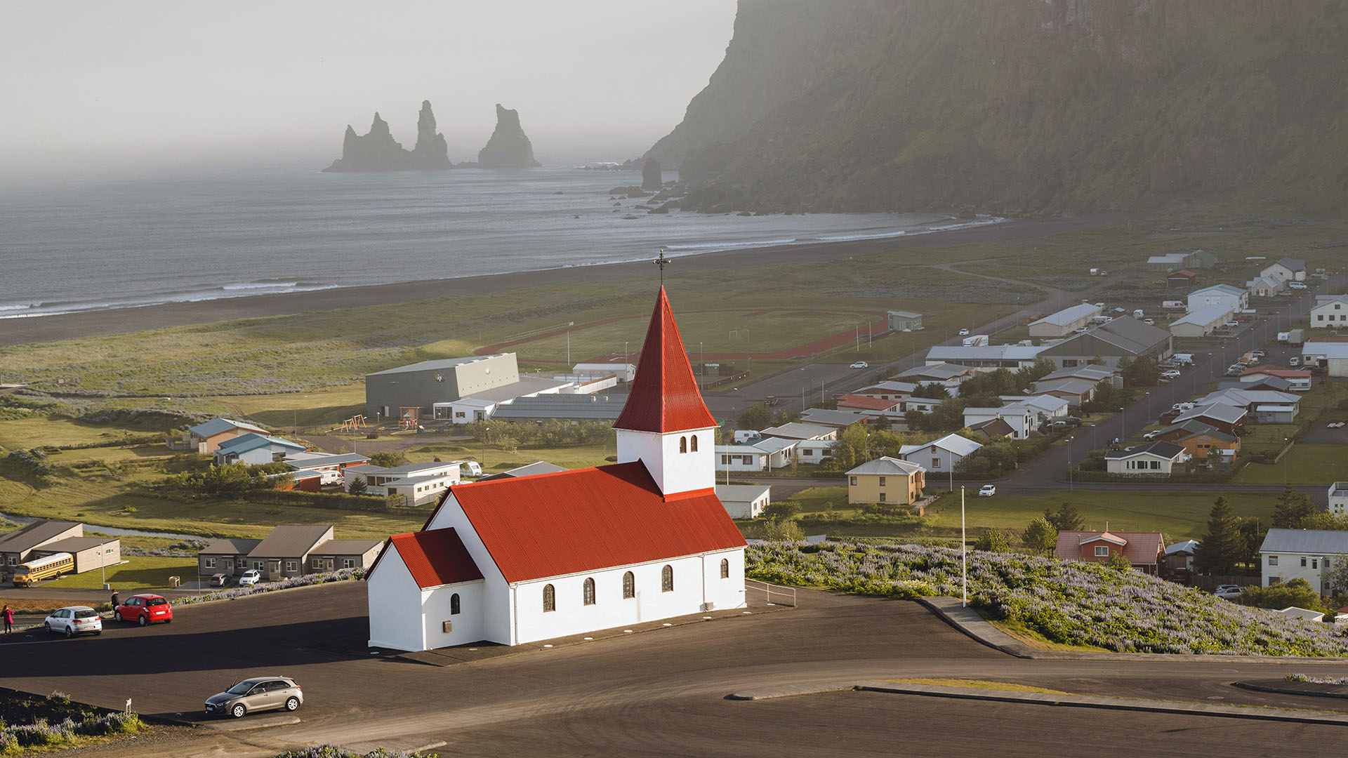 vista della spiaggia nera di Vik e della Chiesa di Vík i Myrdal in Islanda