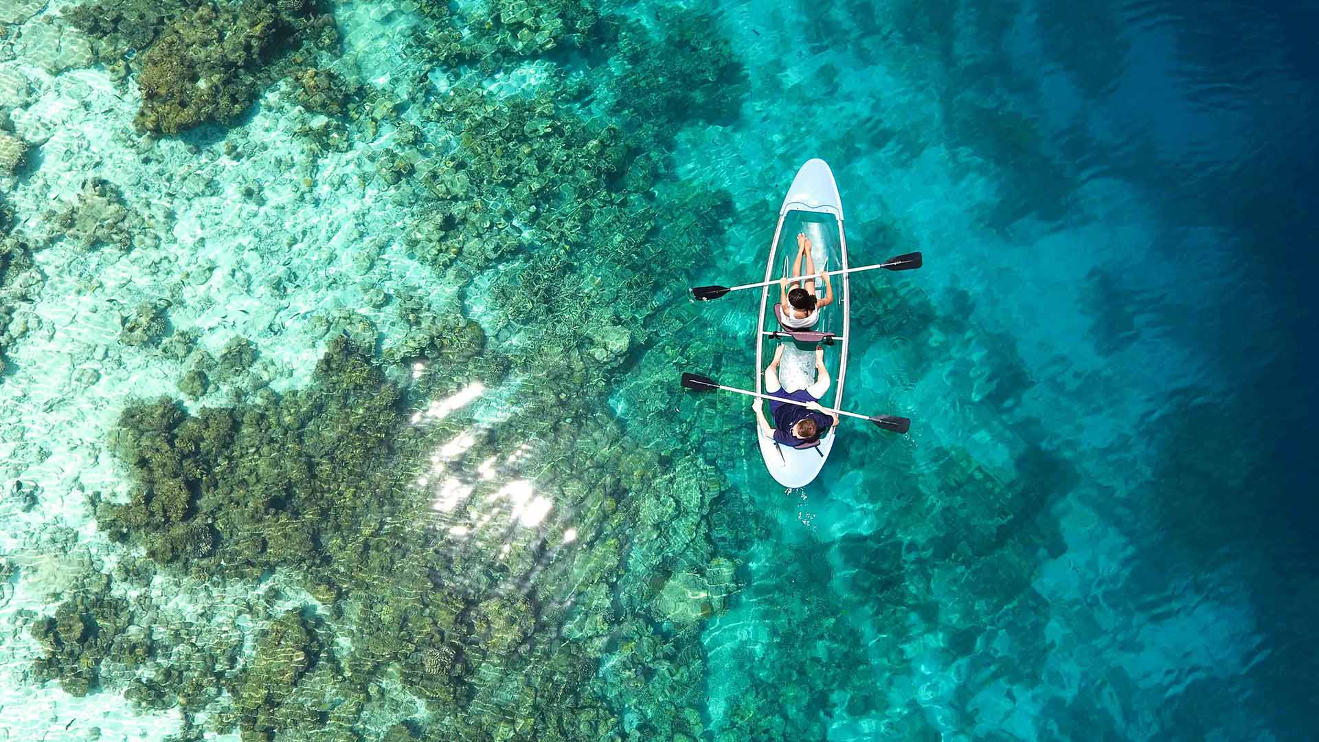 vista dall'alto di una coppia sul kayak alle Maldive