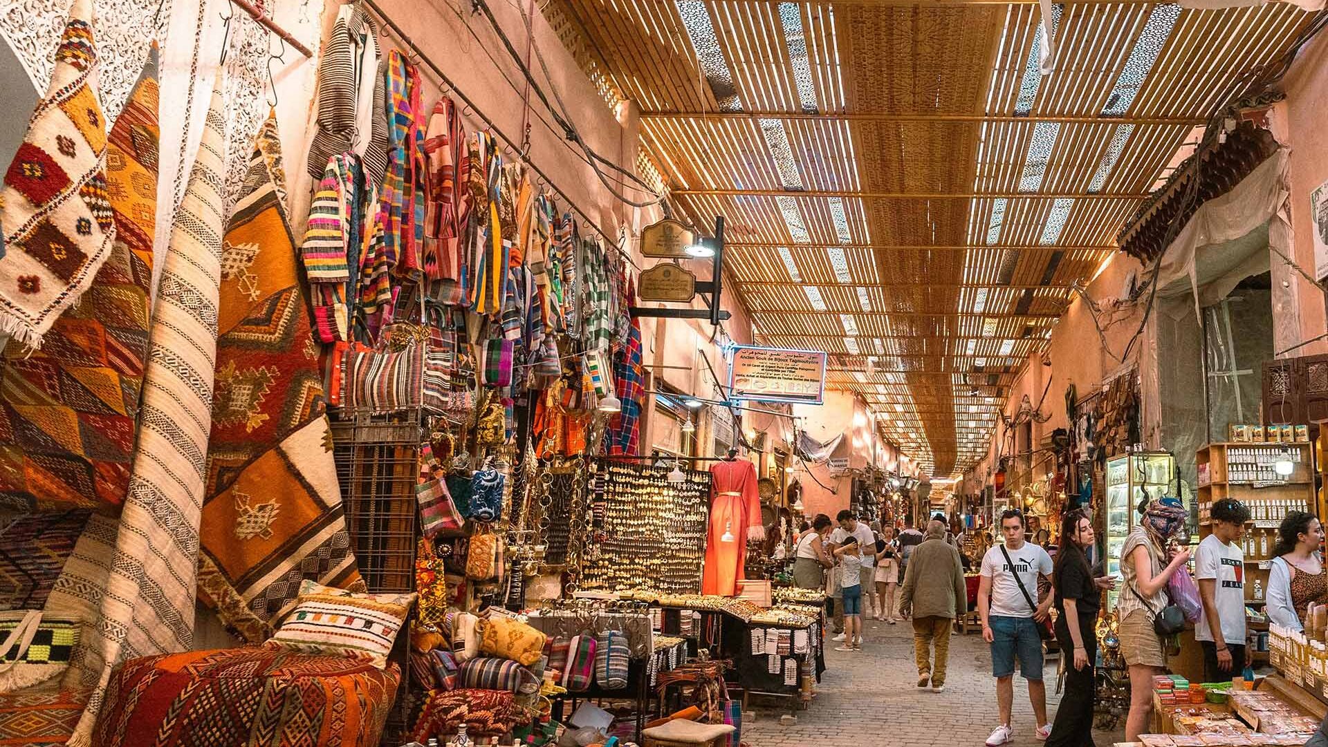 vista di un tipico souk di Marrakech in Marocco