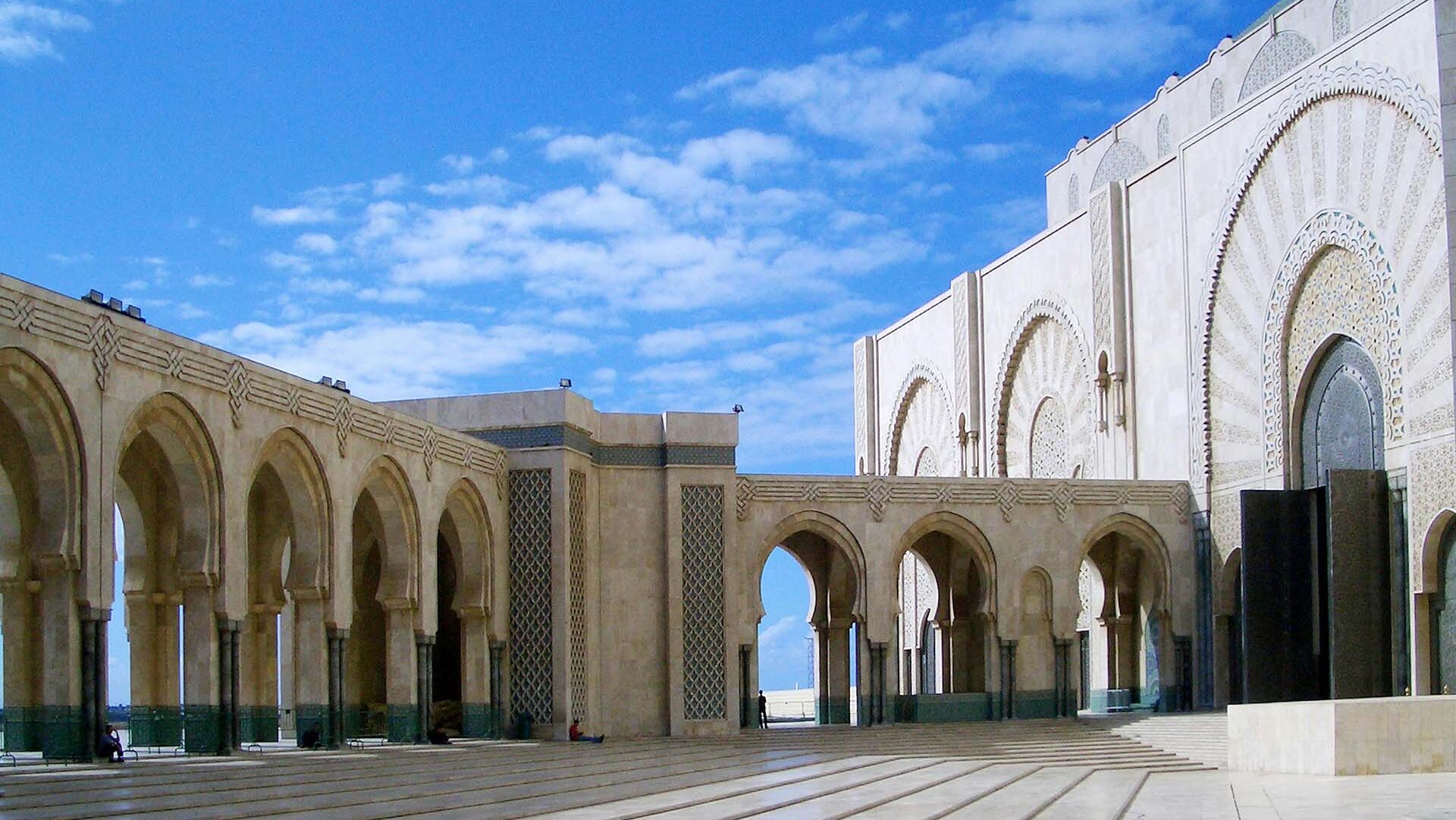 vista del cortile interno della Moschea di Hassan II a Casablanca in Marocco