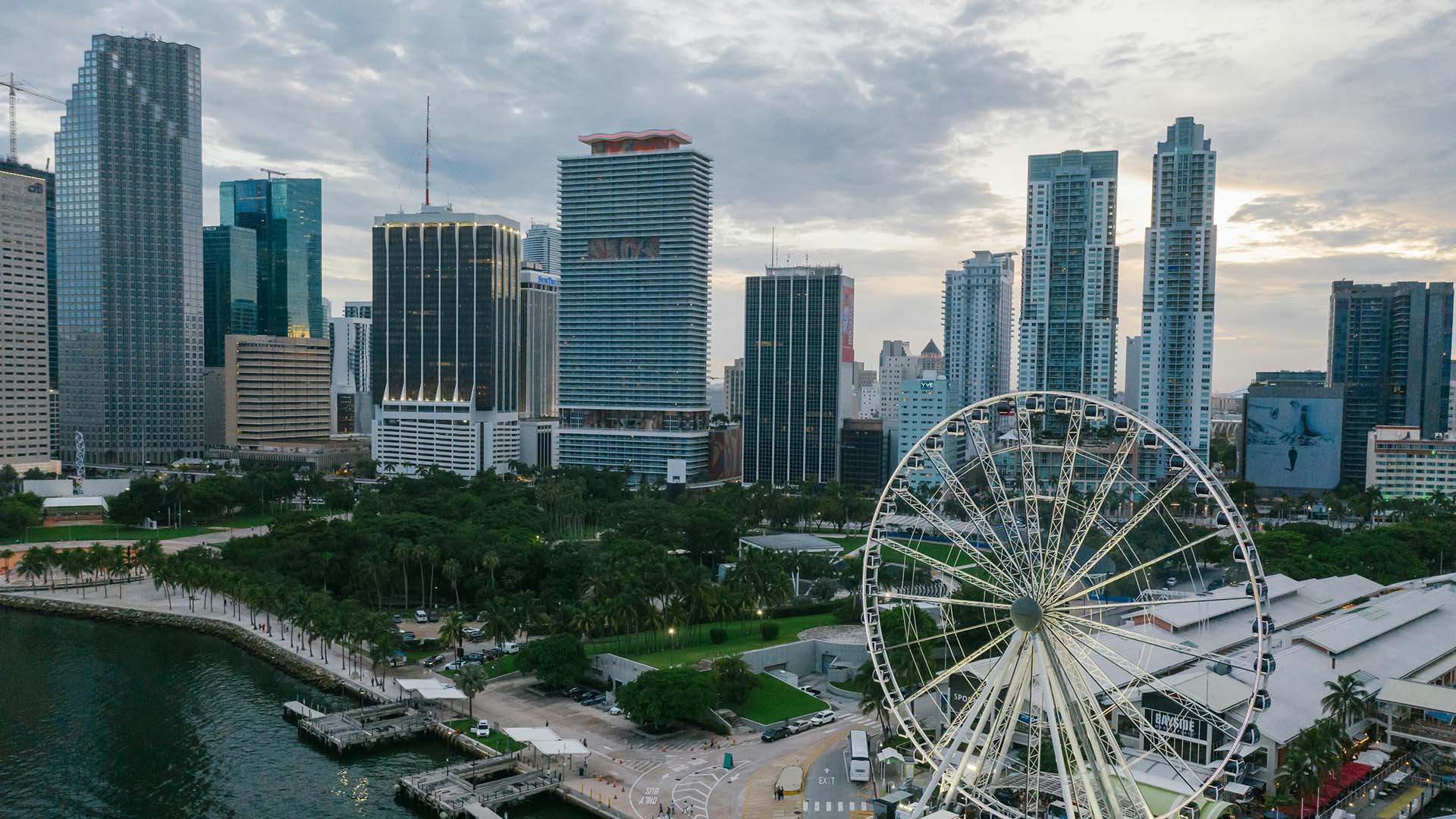 skyline di Miami con grattacieli e ruota panoramica