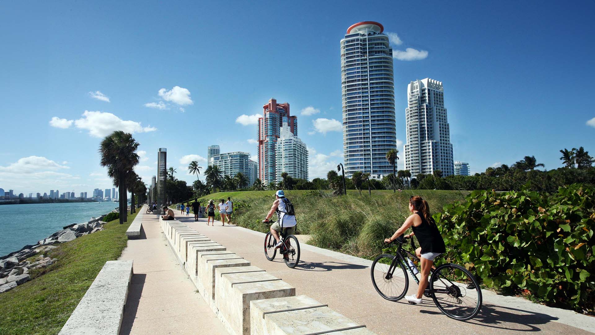 ciclisti sul South Pointe Park Pier a Miami