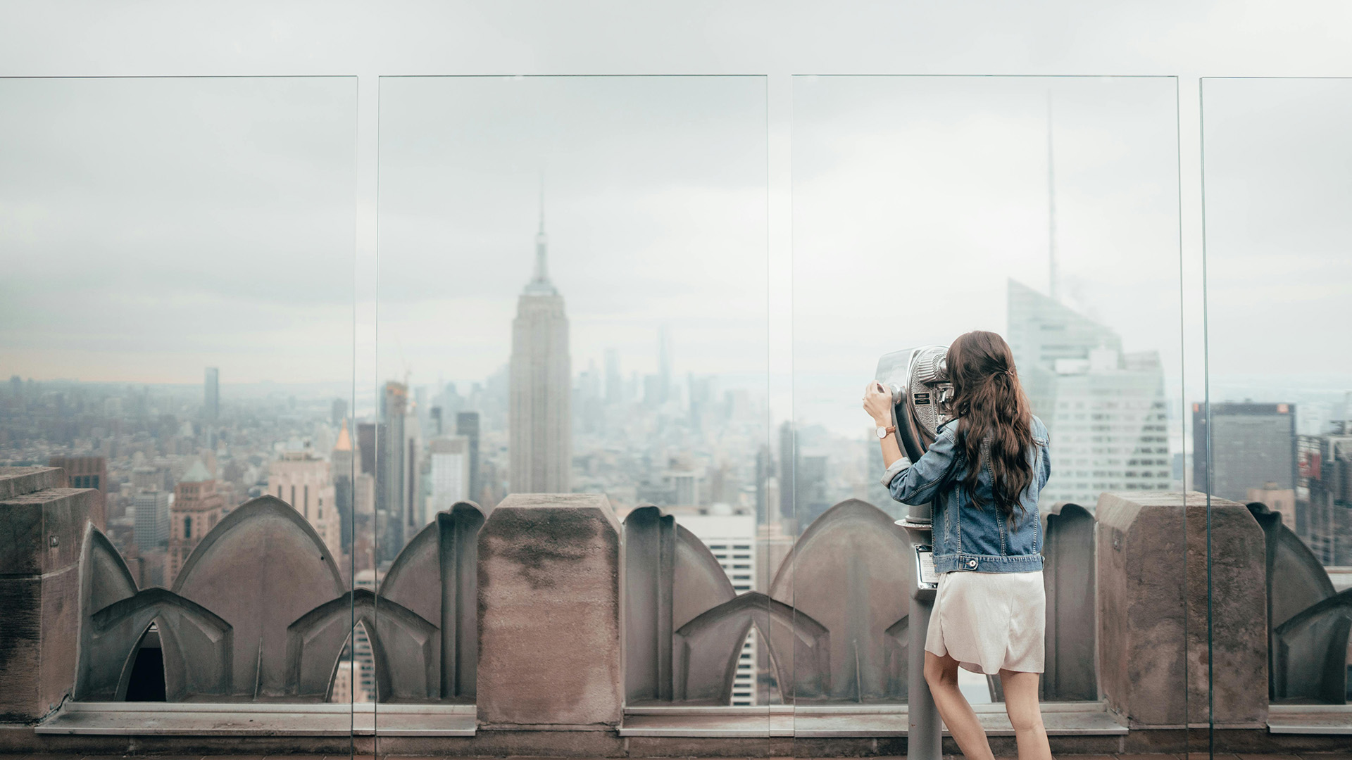 donna che ammira il panorama dall'Osservatorio Top of the Rock a New York