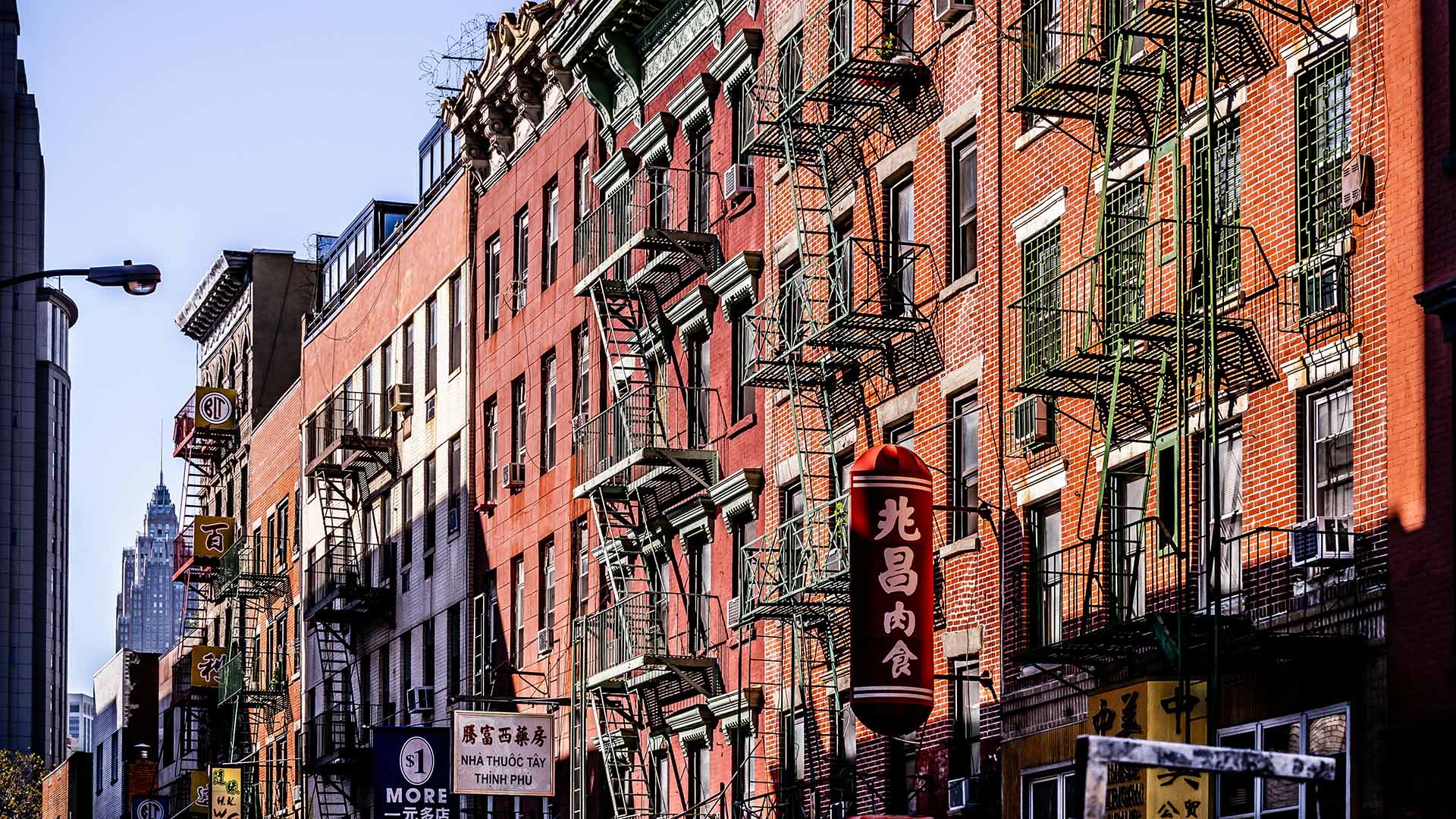 vista delle caratteristiche scale antincendio sui palazzi di mattoni rossi a New York