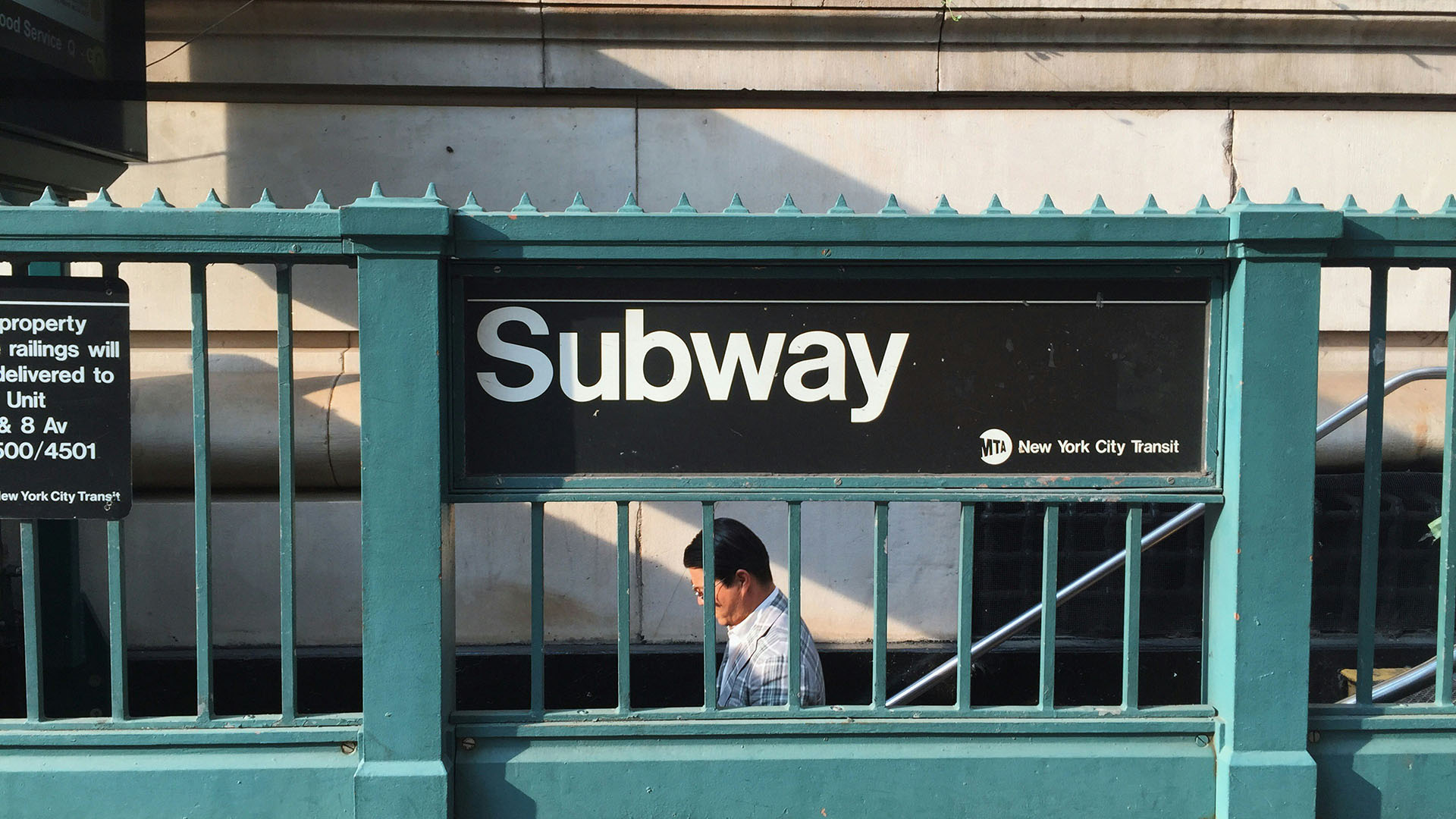 uomo che scende nella subway, stazione della metropolitana a New York