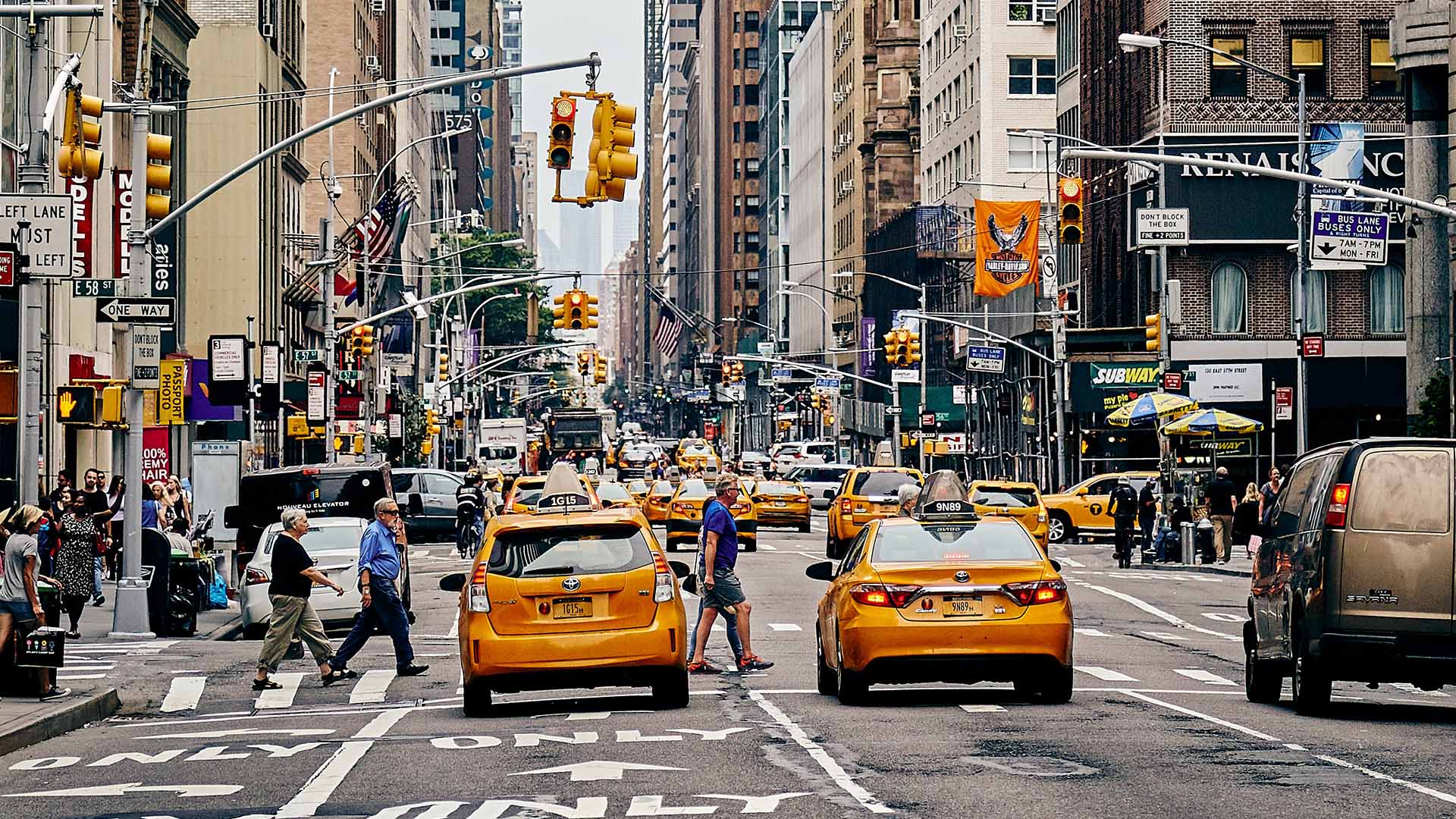 vista delle strade di New York e dei caratteristici taxi gialli