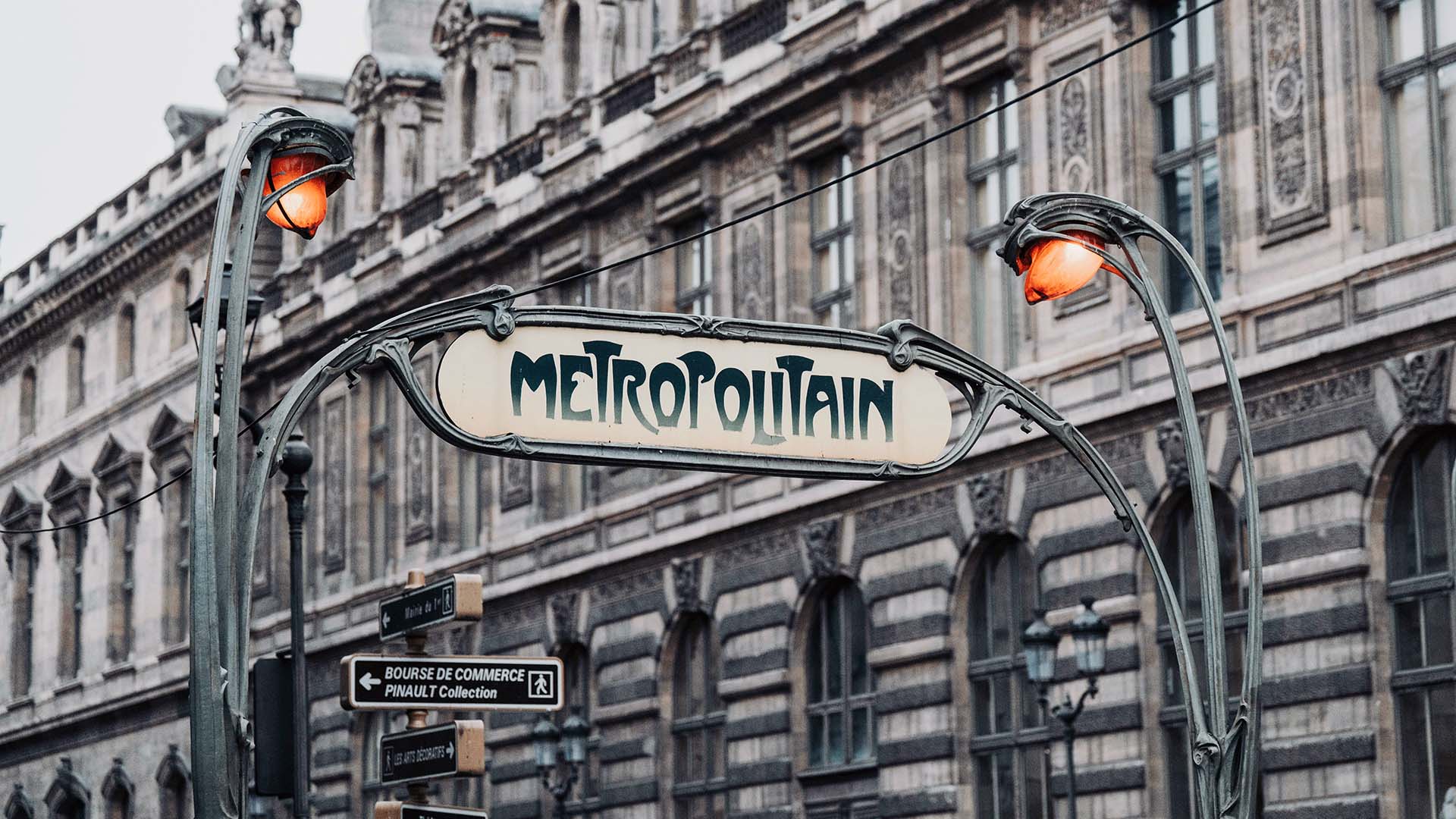 vista dell'insegna art nouveau della metropolitana di Parigi, Francia