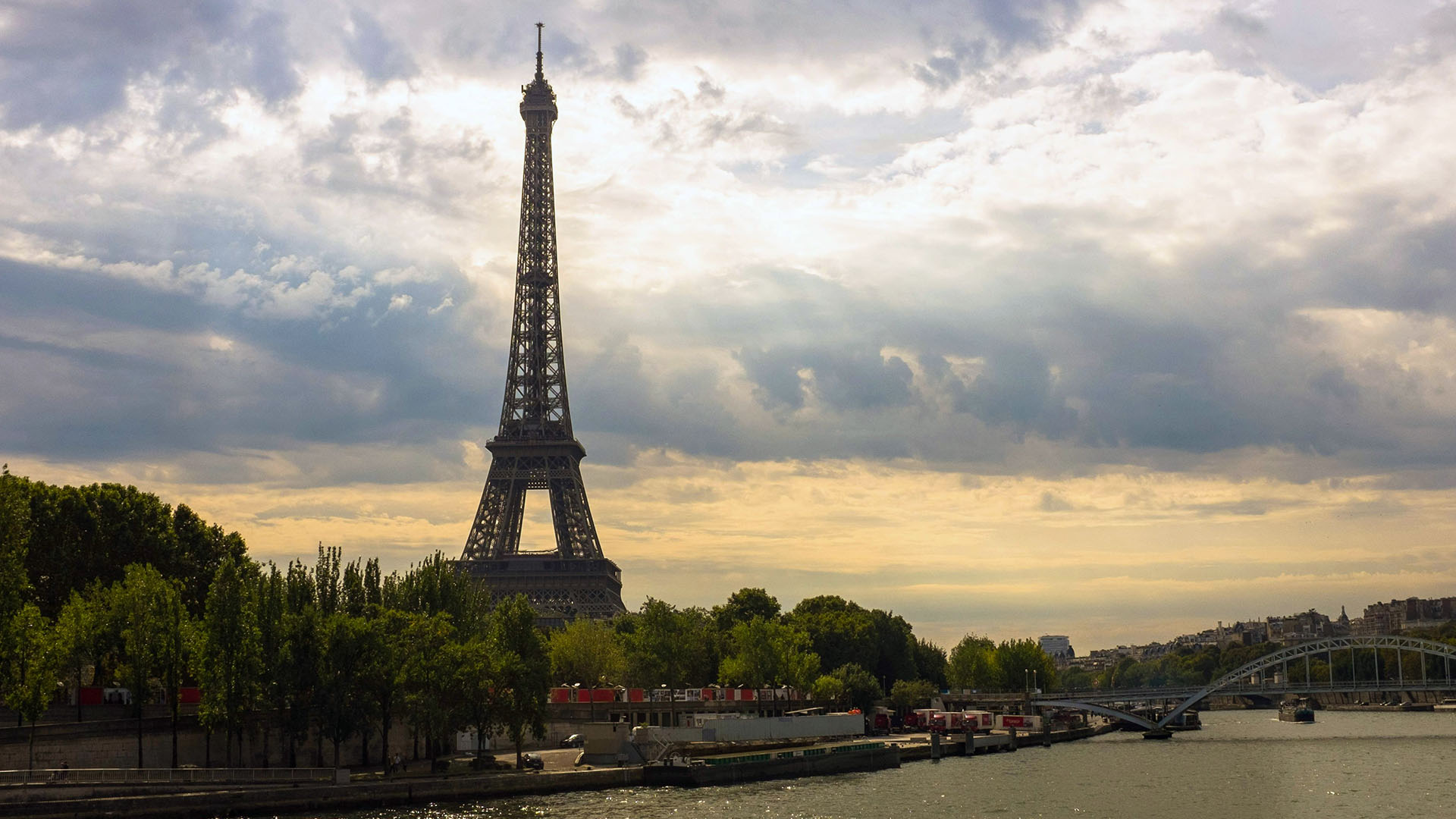 vista della Tour Eiffel dalla Senna a Parigi, Francia