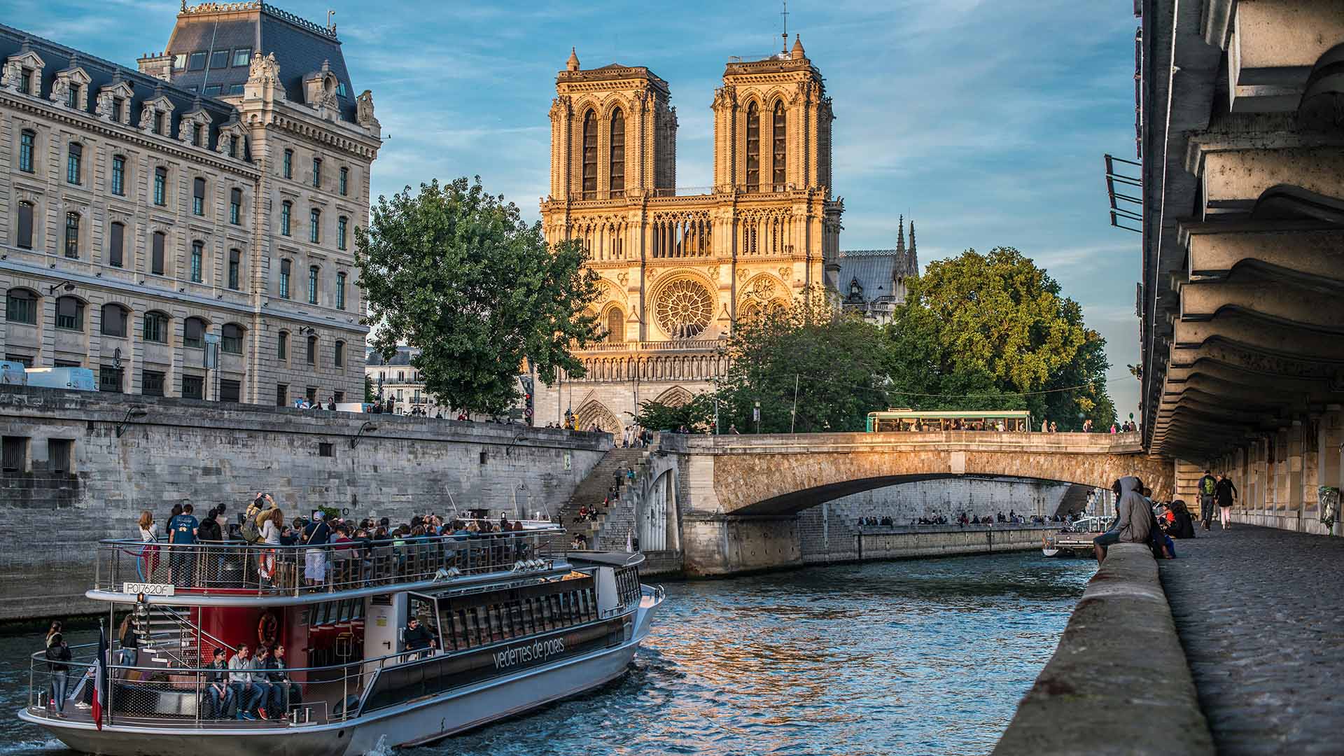 vista della Cattedrale di Notre-Dame dalla senna a Parigi, Francia