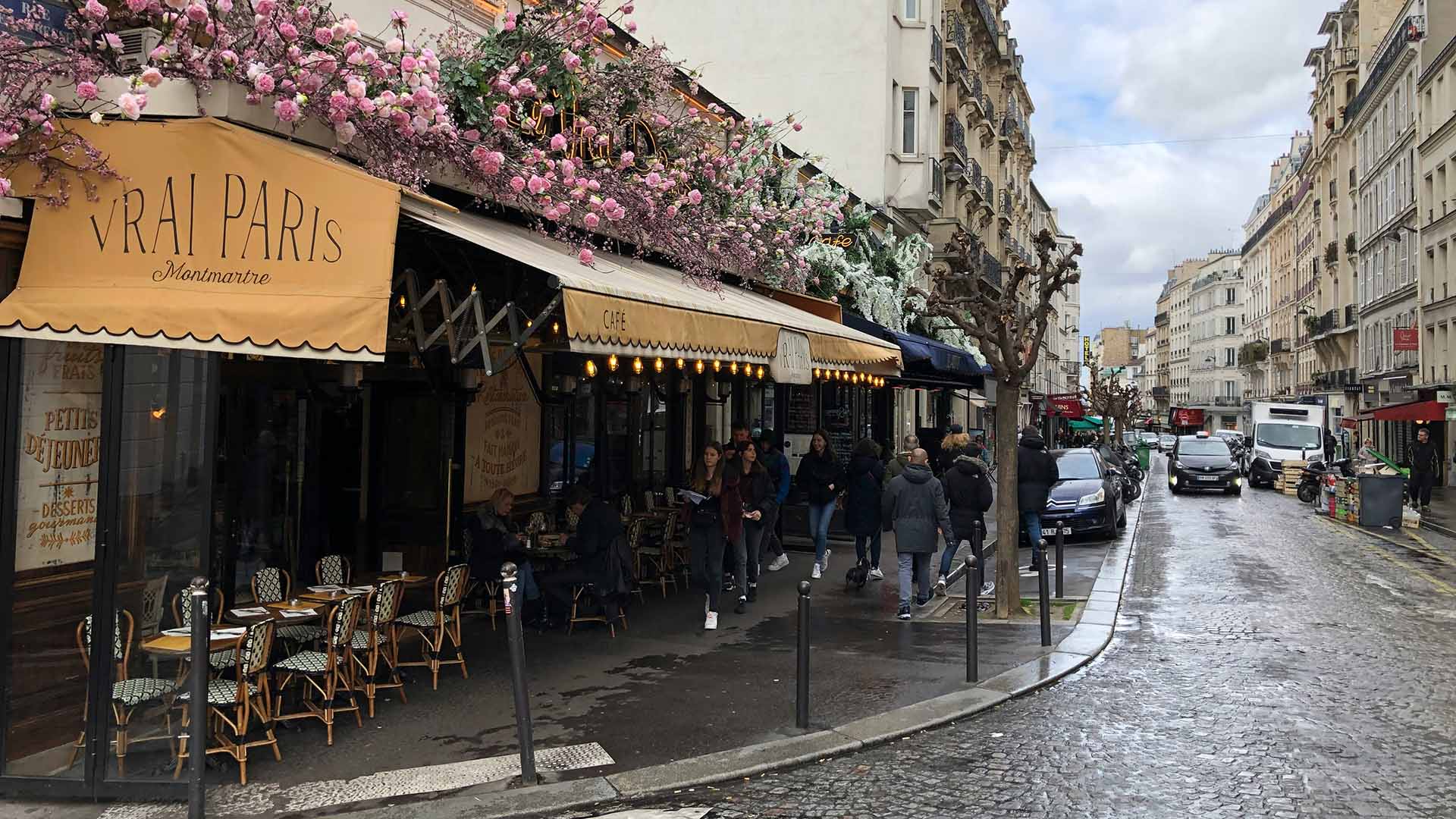 vista di un cafè nelle strade parigine