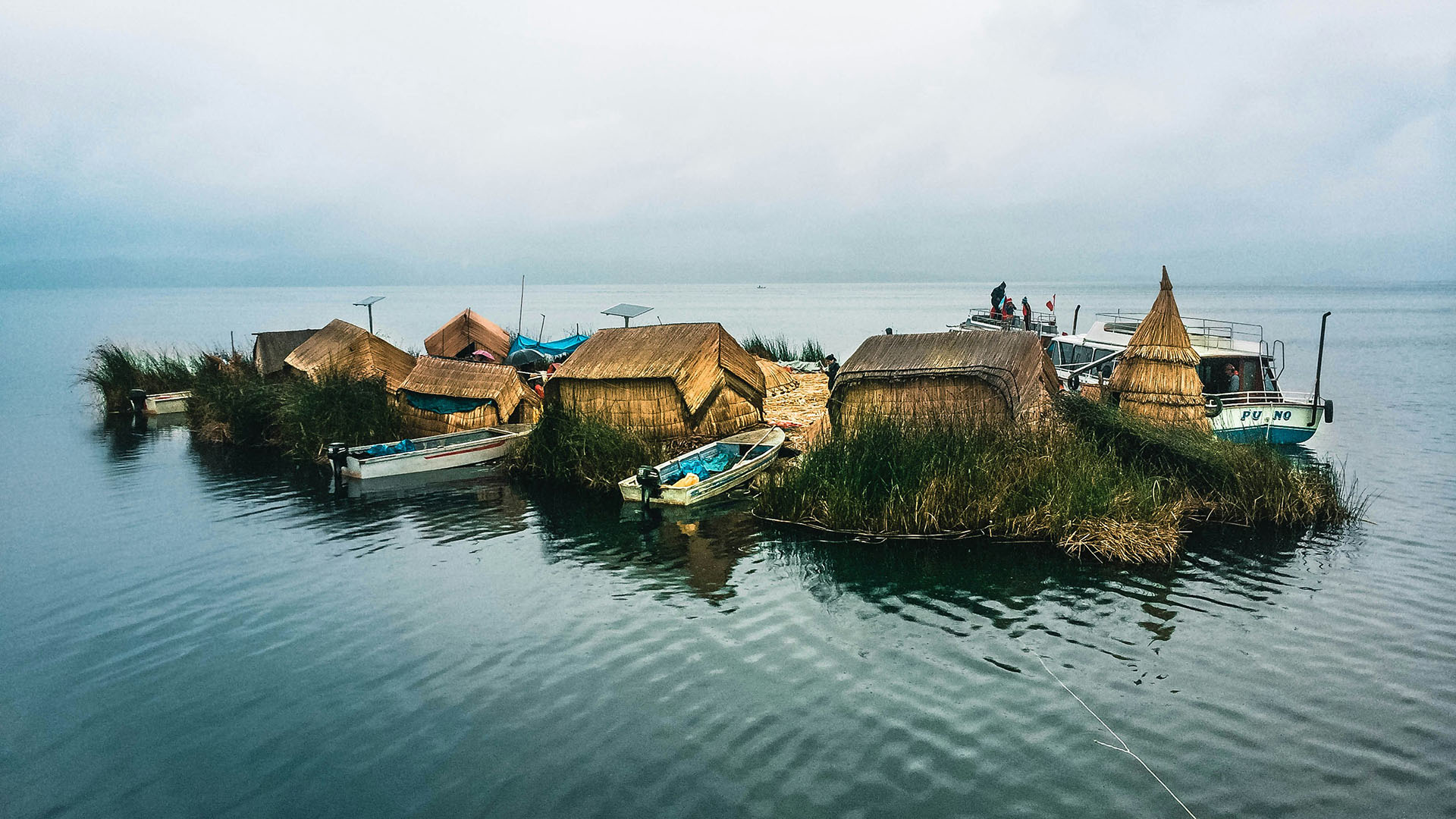 Islas Flotantes de los Uros nella Baia di Puno, Perù