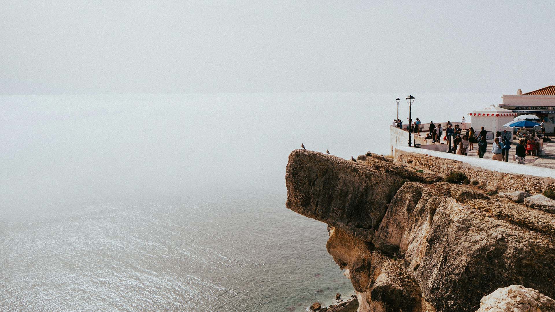 turisti osservano l'oceano da Nazaré, Portogallo