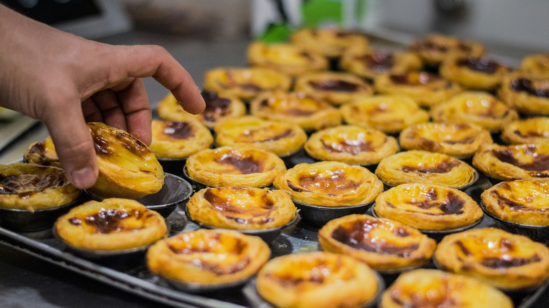 Pastel de nata, pasticcino portoghese di pasta sfoglia e ripieno con crema a base di uova, panna e zucchero