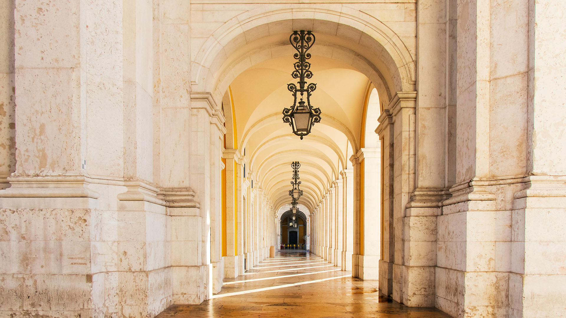 vista della galleria della Praça do Comércio a Lisbona, Portogallo