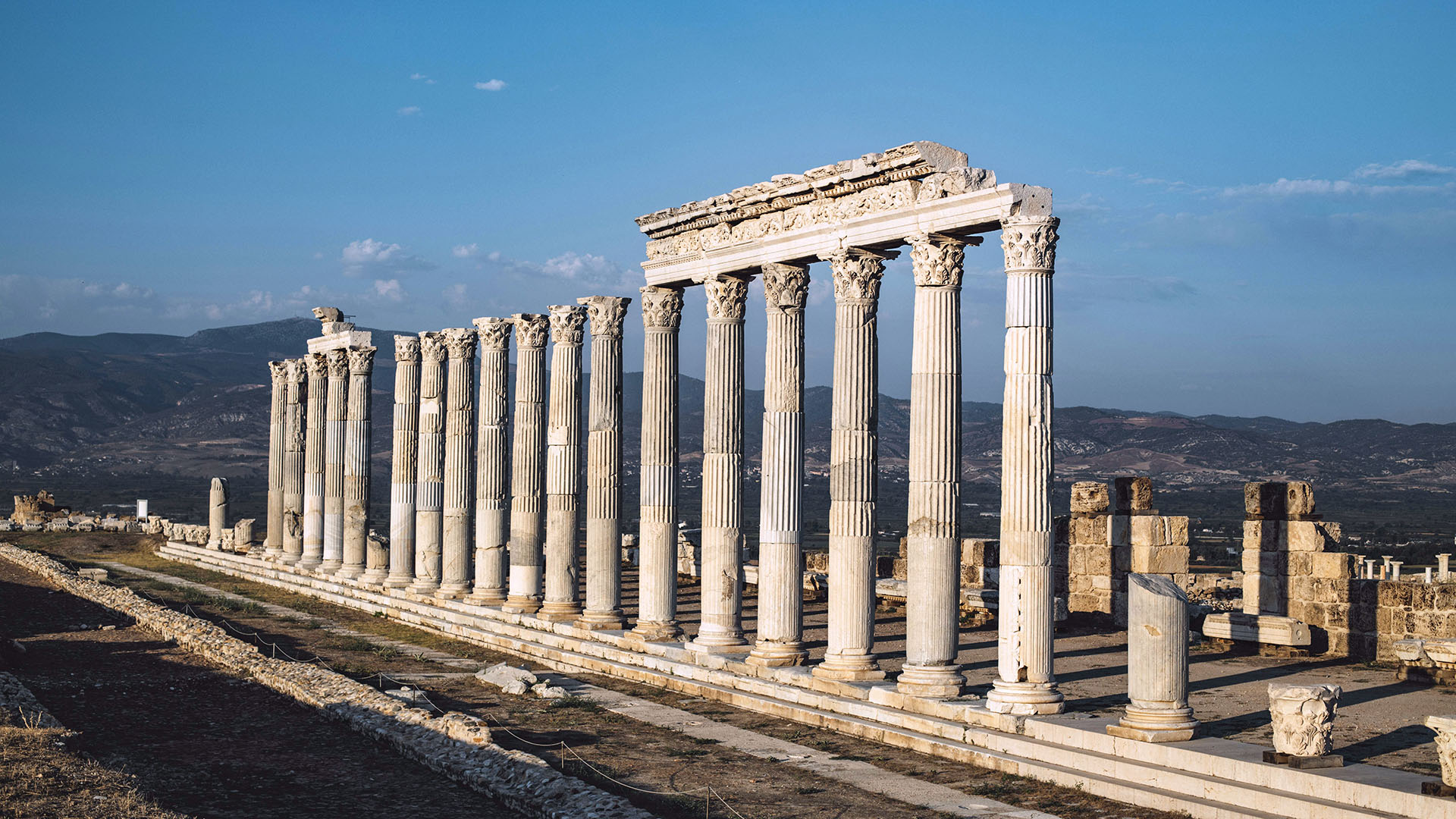 Colonne a Laodicea sull'antica città di Lico a Denizli in Turchia