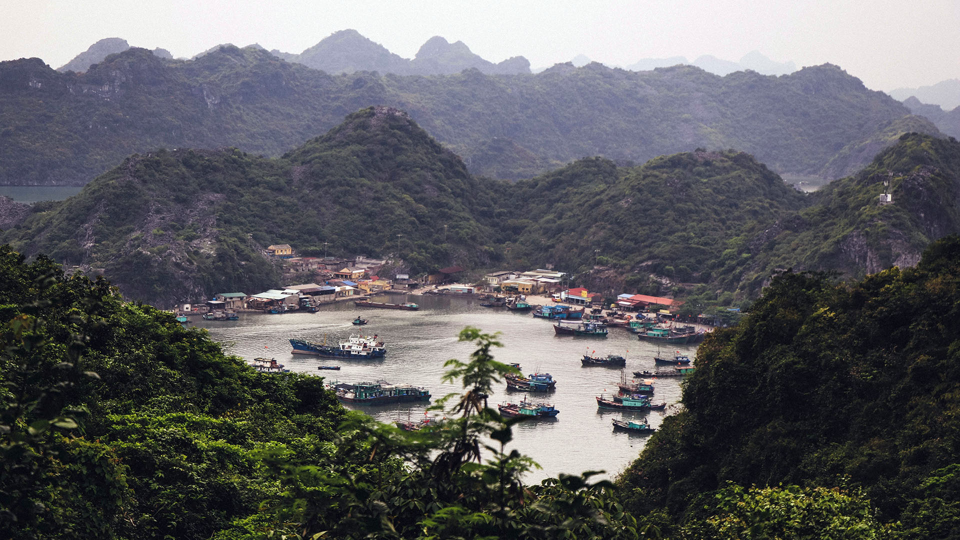 vista dell'alto su Halong Bay nell'isola di Cat Ba in Vietnam